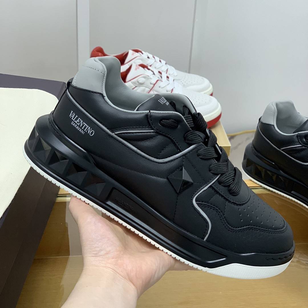 Va1e*ntin0 sneakers