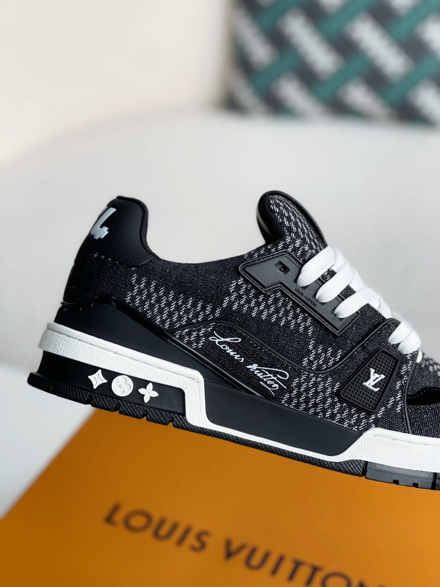 L*V SNEAKERS