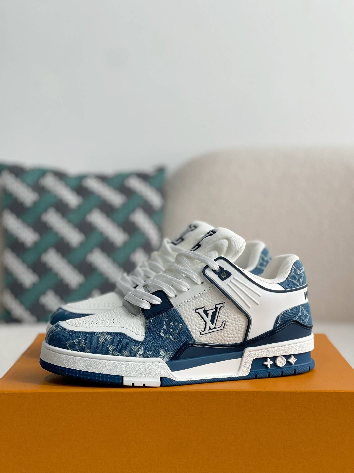 L*V SNEAKERS