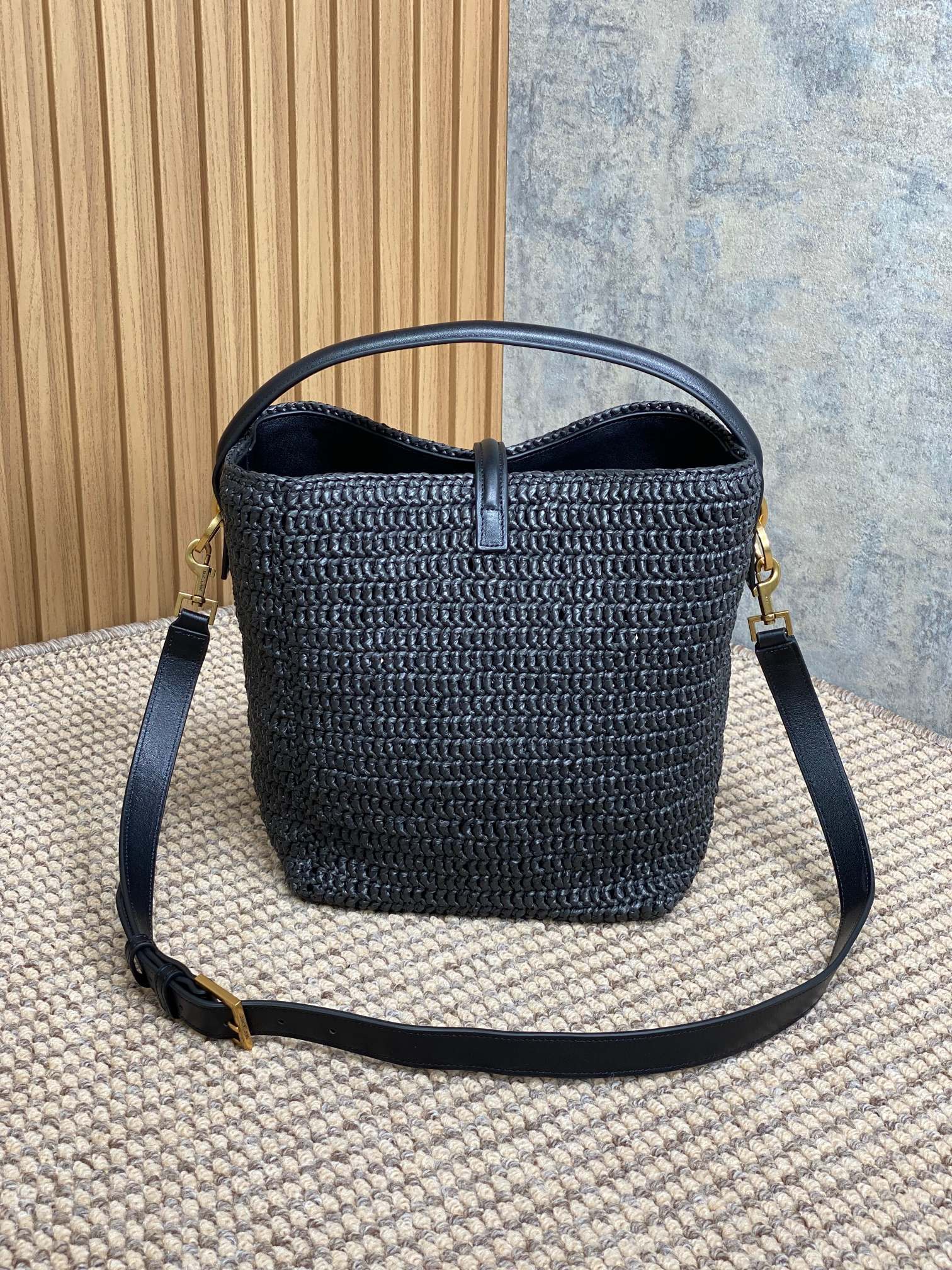 Y51 Sa1nt Lau*nt original leather Y51 bucket bag, raffia and vegetable tanned stitching, with adjustable and detachable shoulder strap size 20x25x16cm Code: 742828