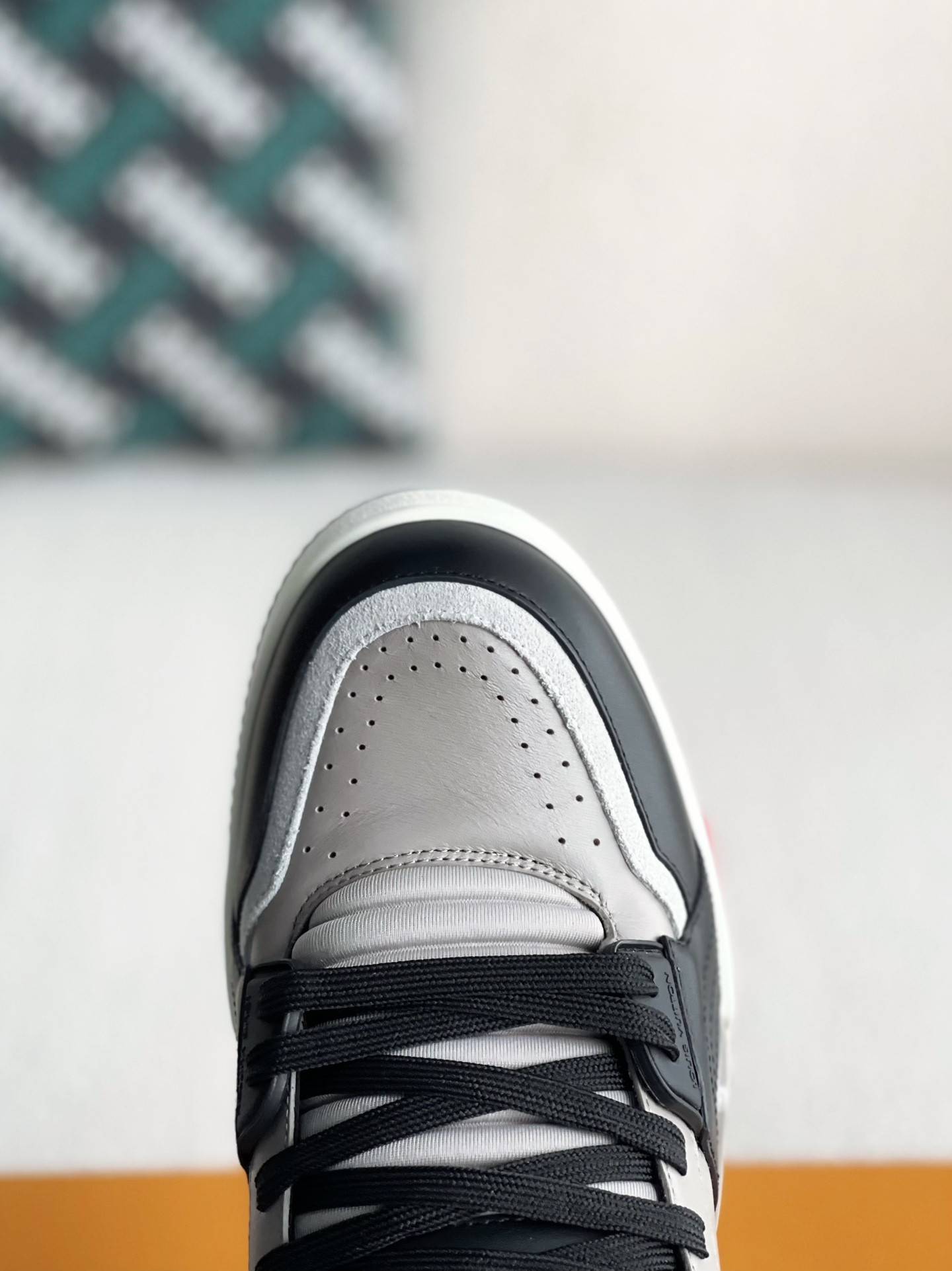 L*V TRAINER SNEAKERS