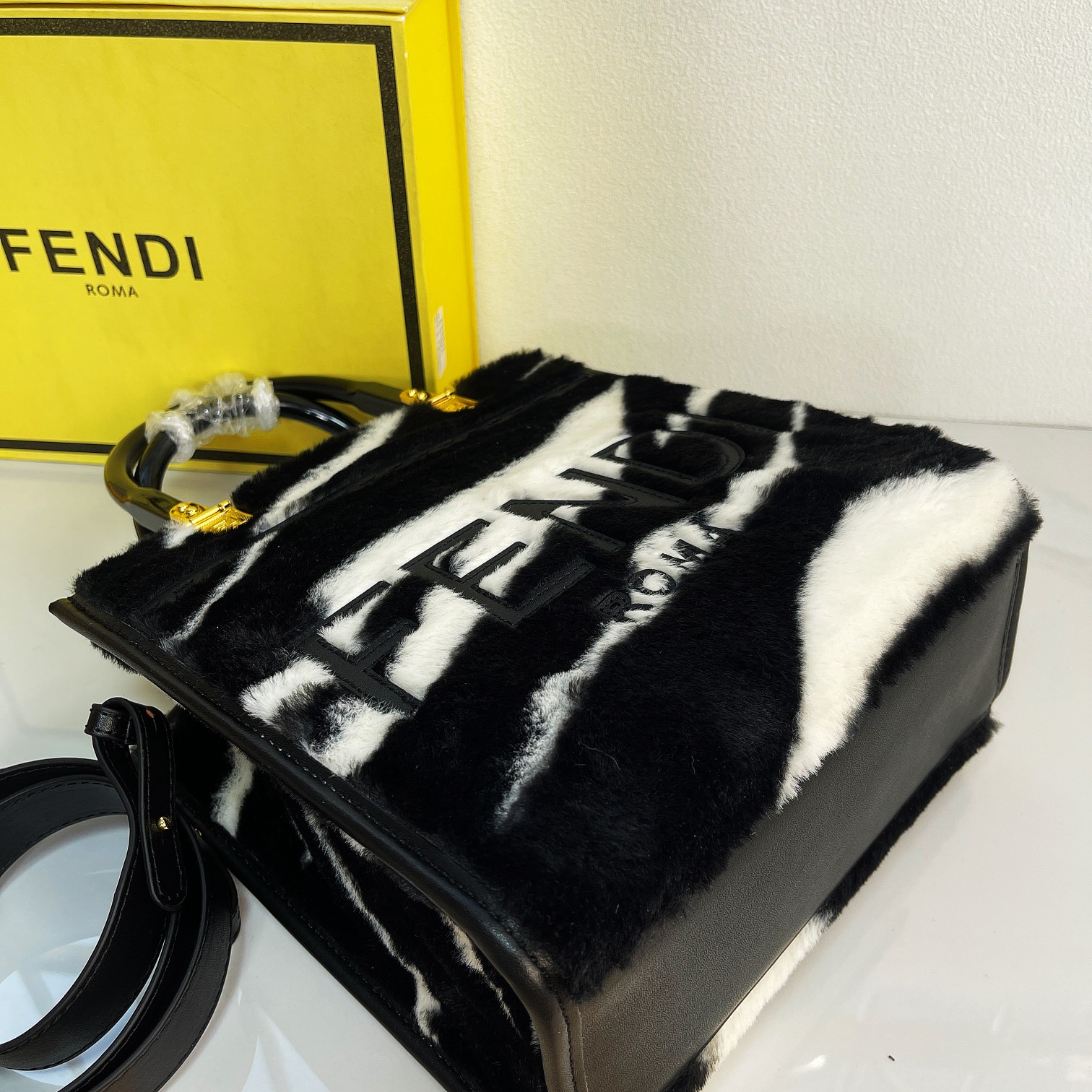 F**di Tote Bag "Sunshine Tote Bag" Model: 8836 Black and White Pattern Size 23ⅹ22cm