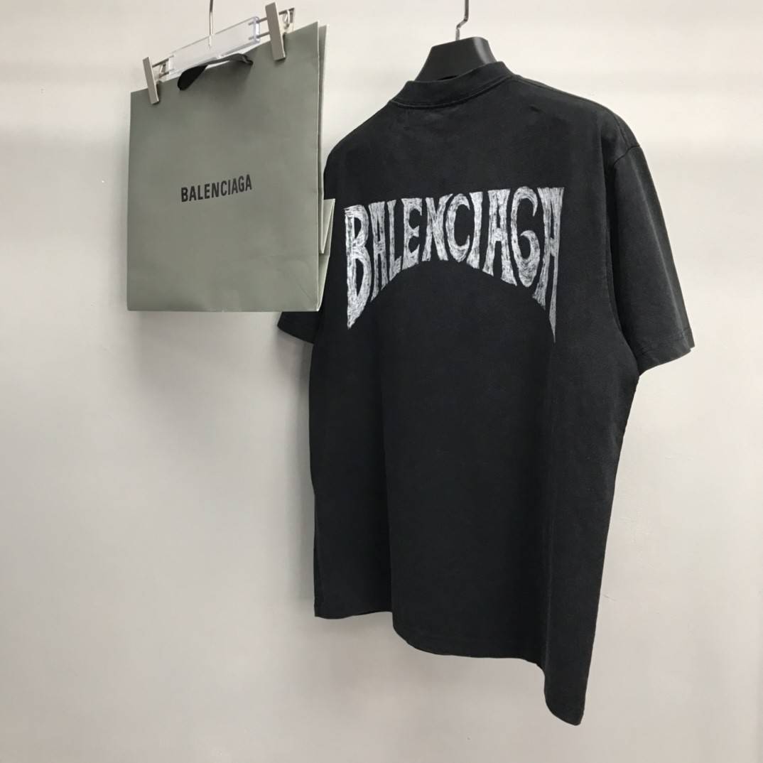 Ba1en*iaga graffiti T-shirt