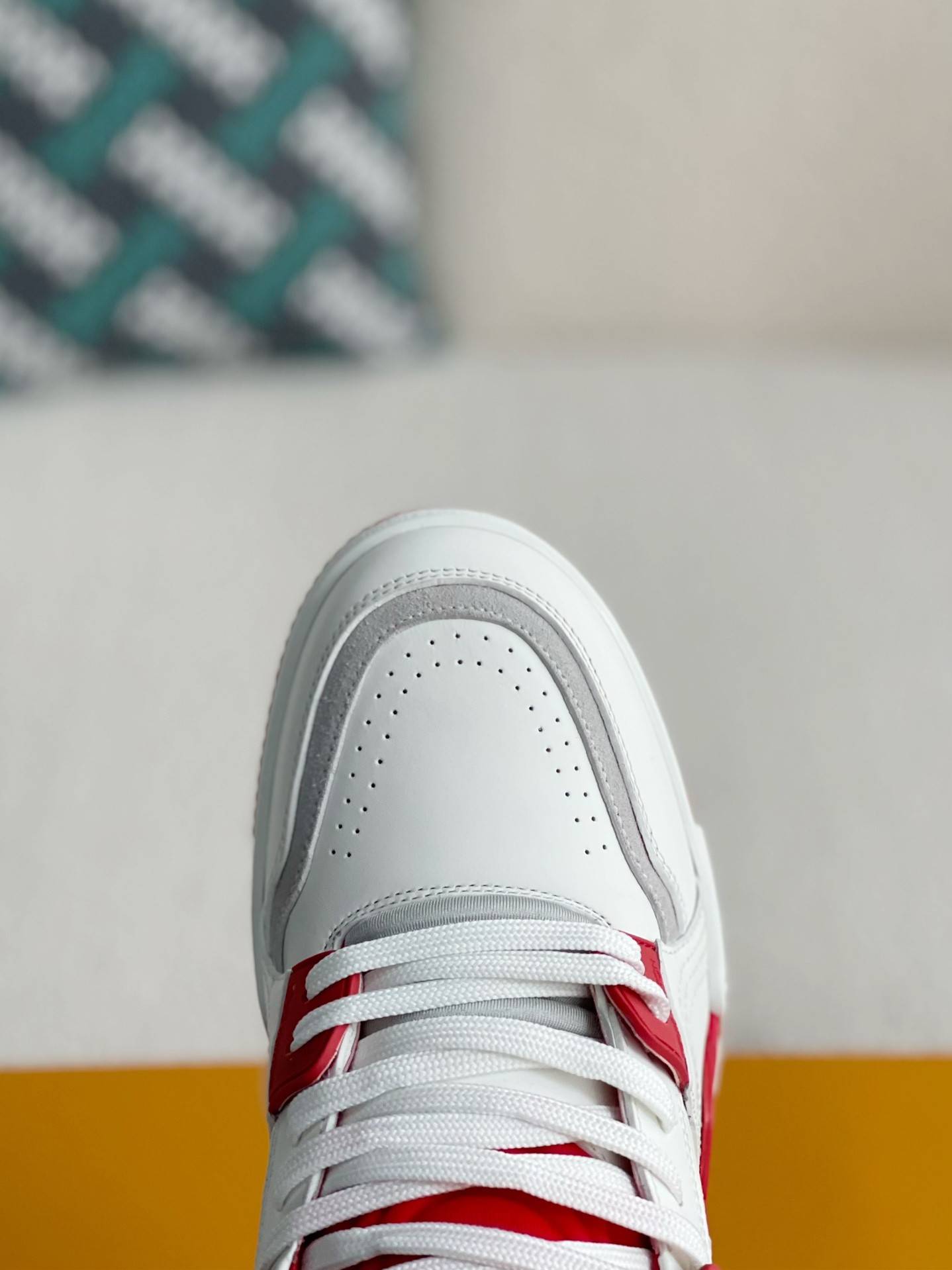 L*V SNEAKERS