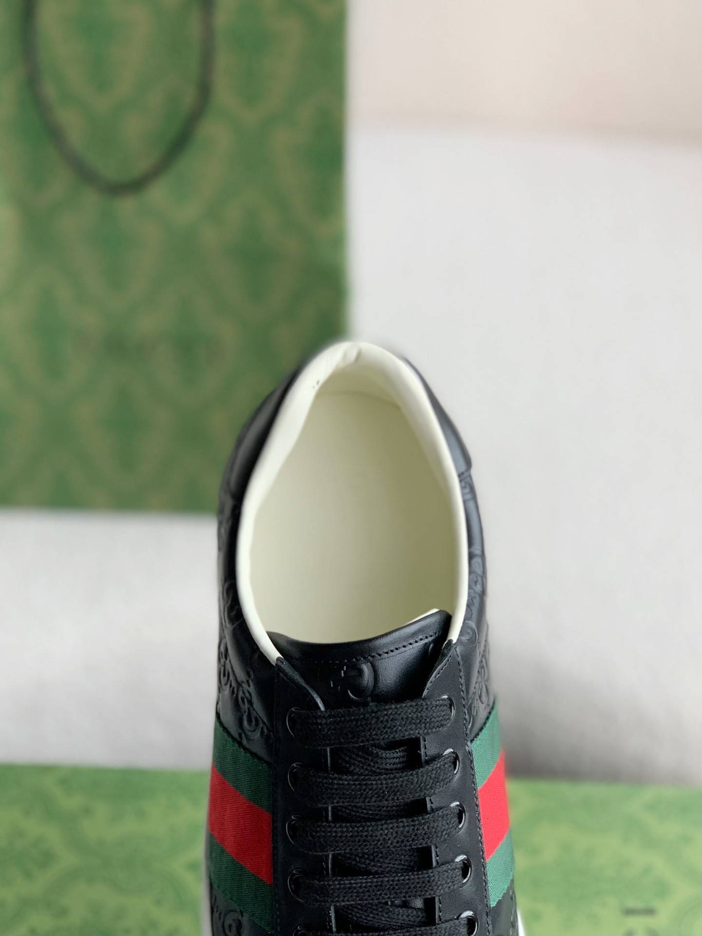 GU*Isneakers S*pport chip phone sensing