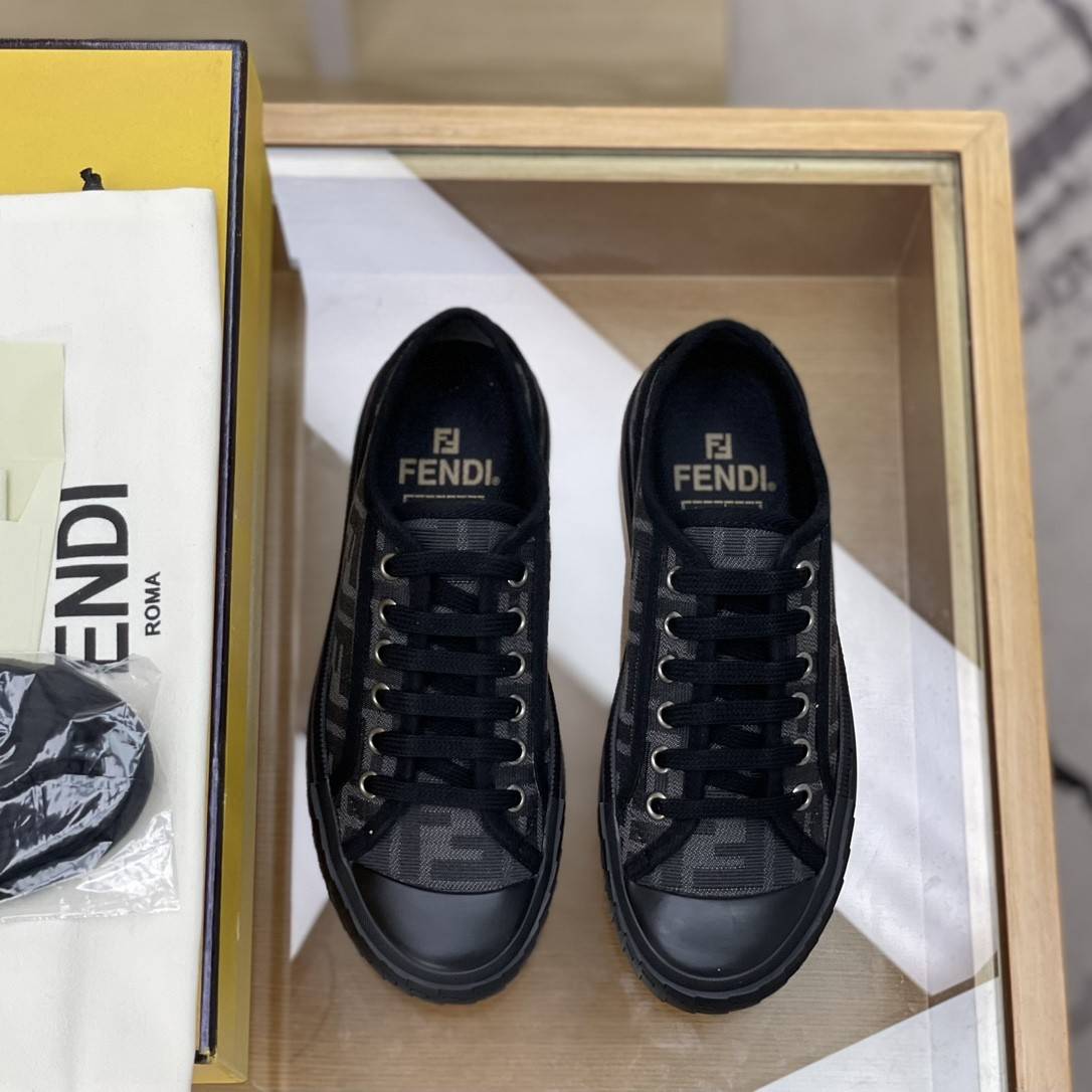 F**di Canvas shoe Sneakers