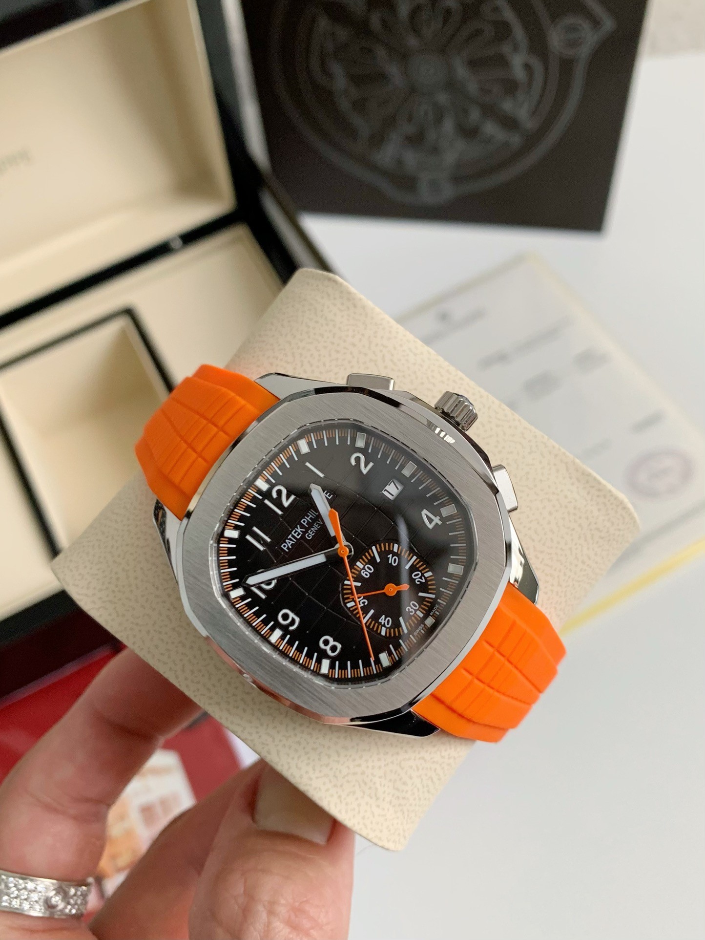 Pat*k Phi1i*pe AQUANAUT Series 120-meter waterproof wristwatc h, 42.2mm
