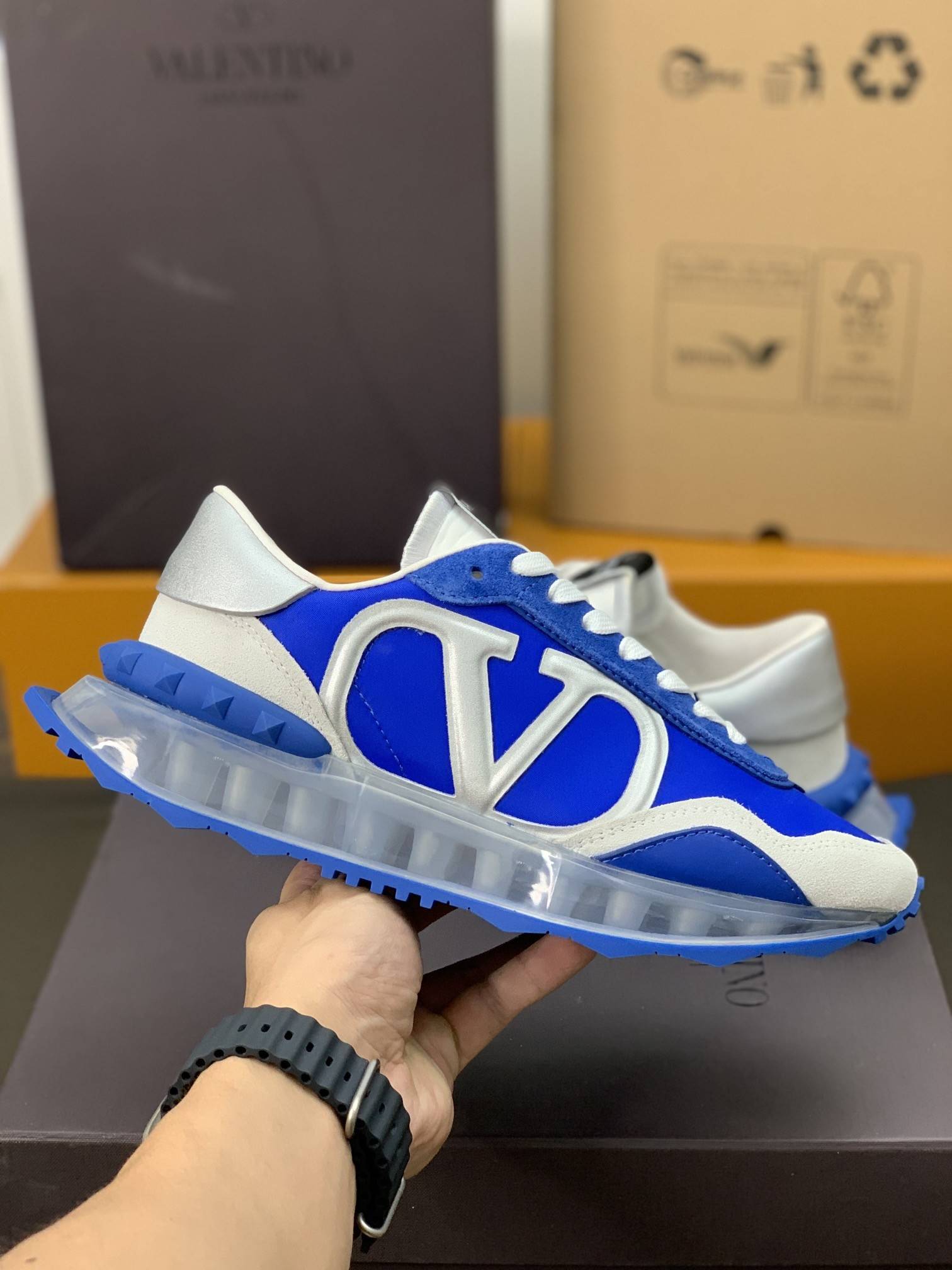 Va1e*ntin0 sneaker