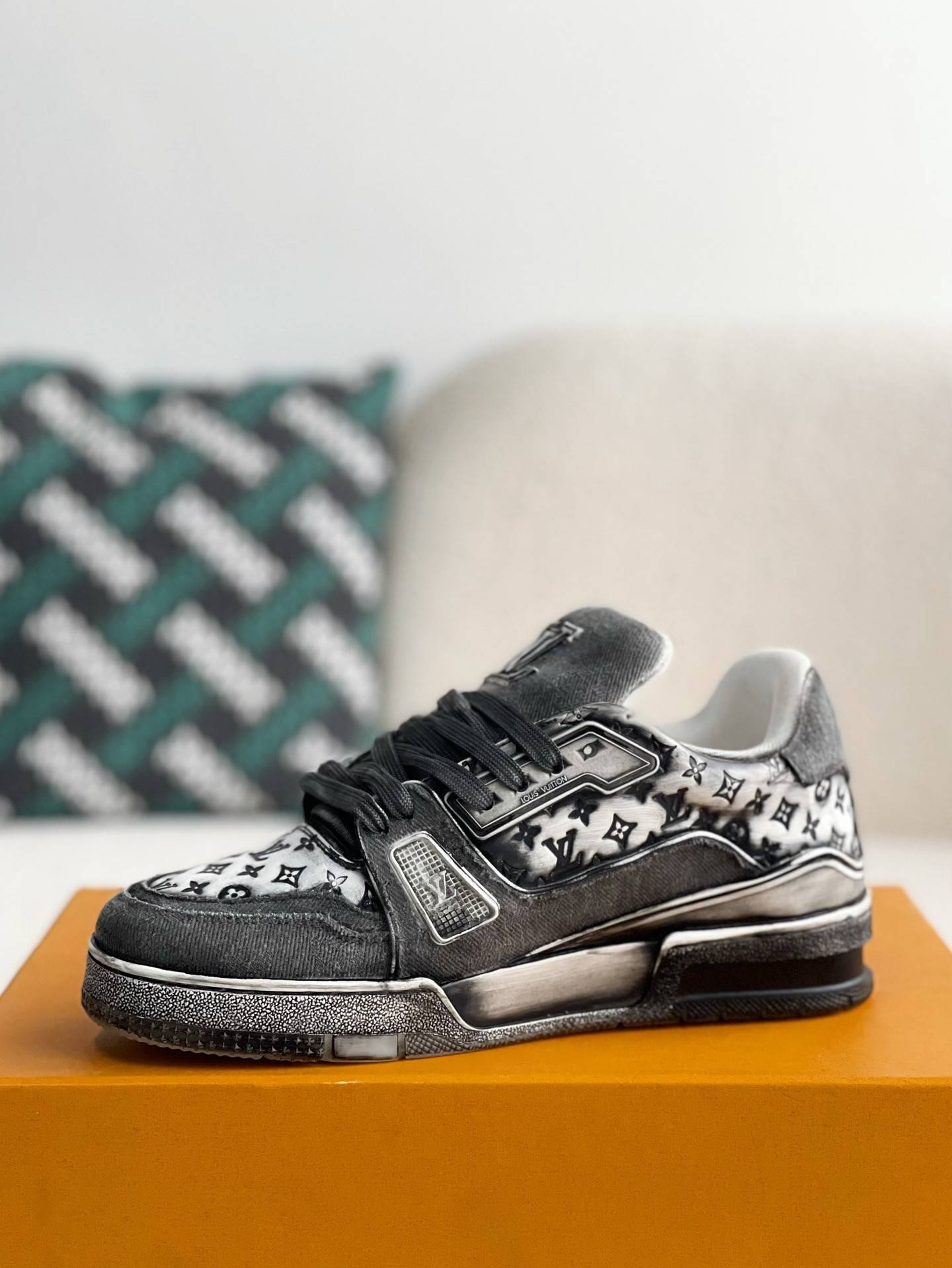 L*V TRAINER SNEAKERS