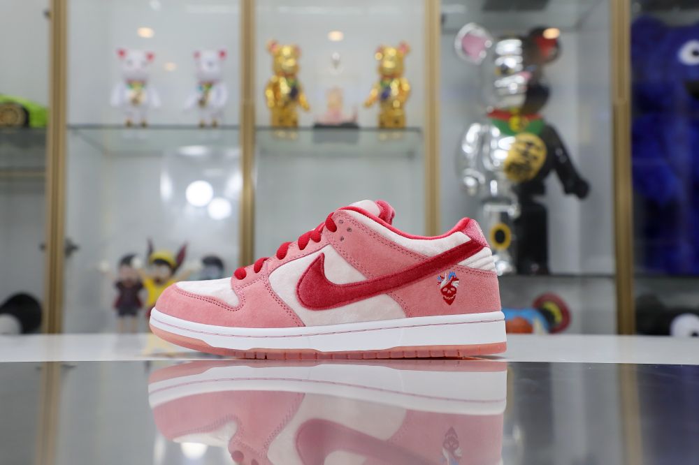 STRANGELOVE X DUNK LOW SB
