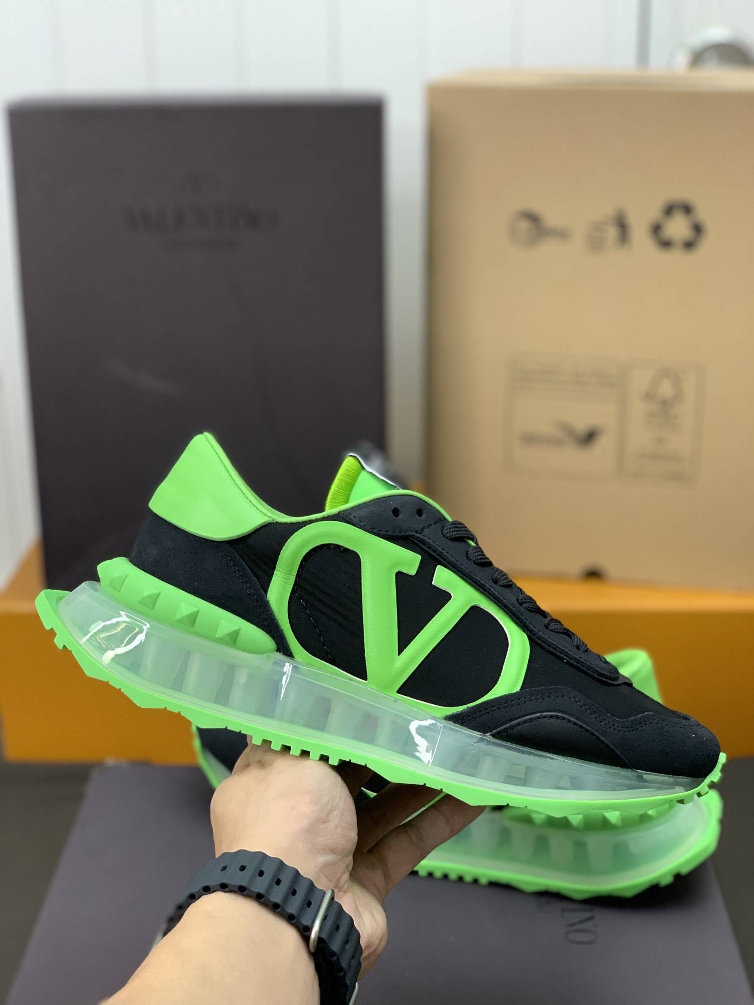 Va1e*ntin0 sneaker