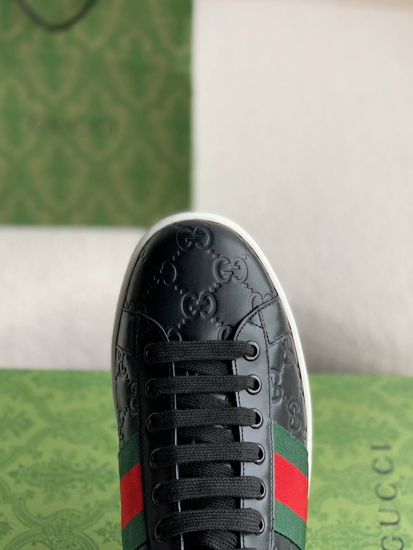 GU*Isneakers S*pport chip phone sensing
