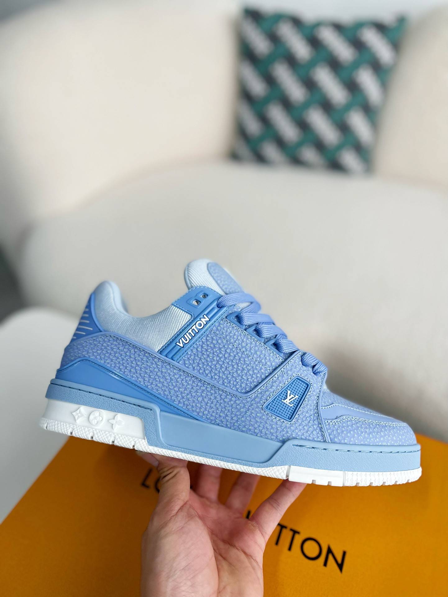 L*V SNEAKERS