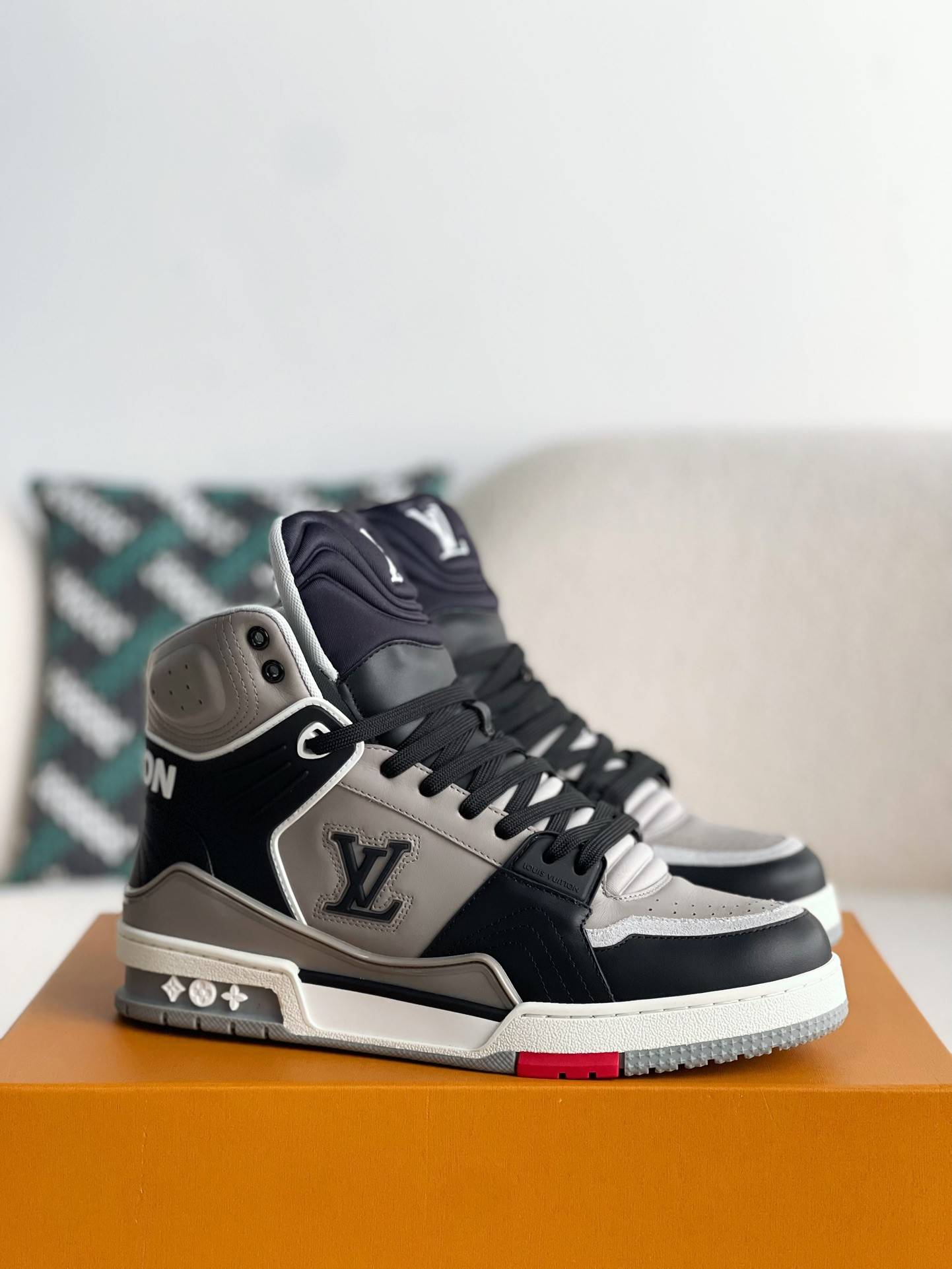 L*V TRAINER SNEAKERS