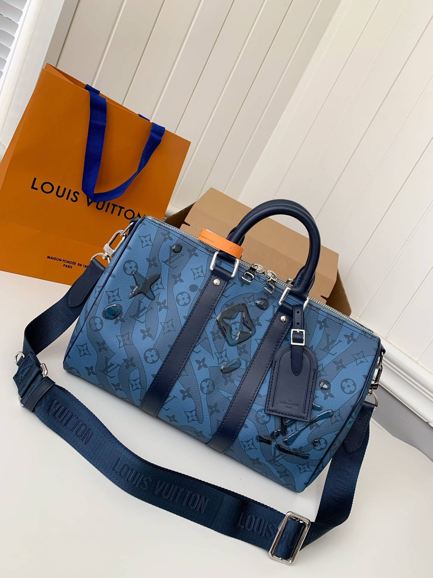 L*V's seasonal new Keepall Bandoulière 35 handbag M22573, 34 * 21 * 16cm
