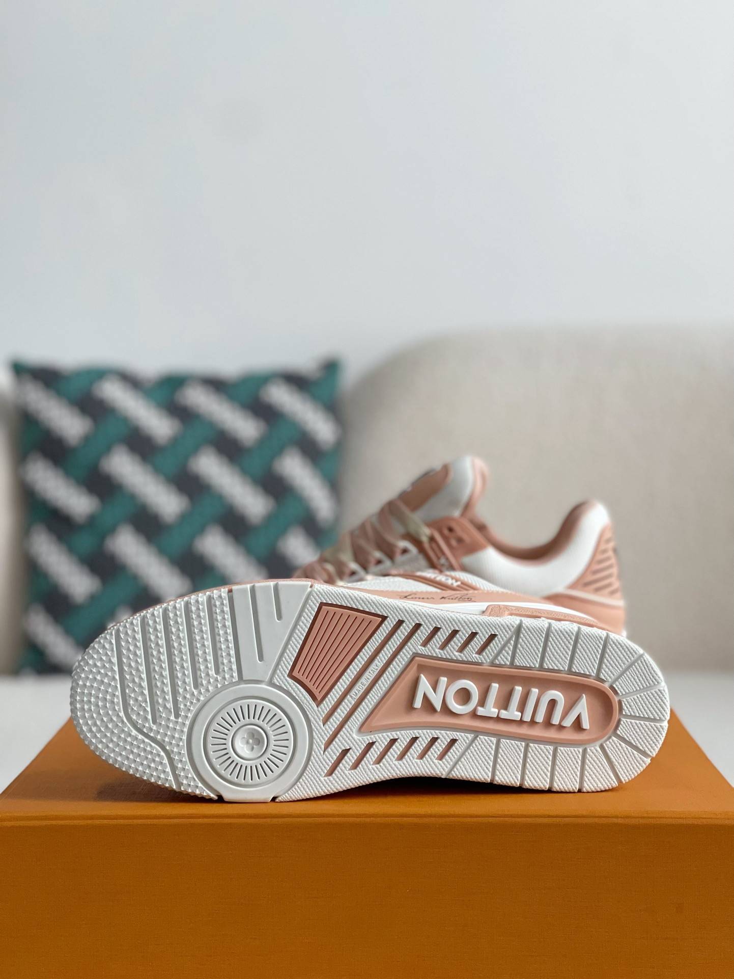 L*V SNEAKERS