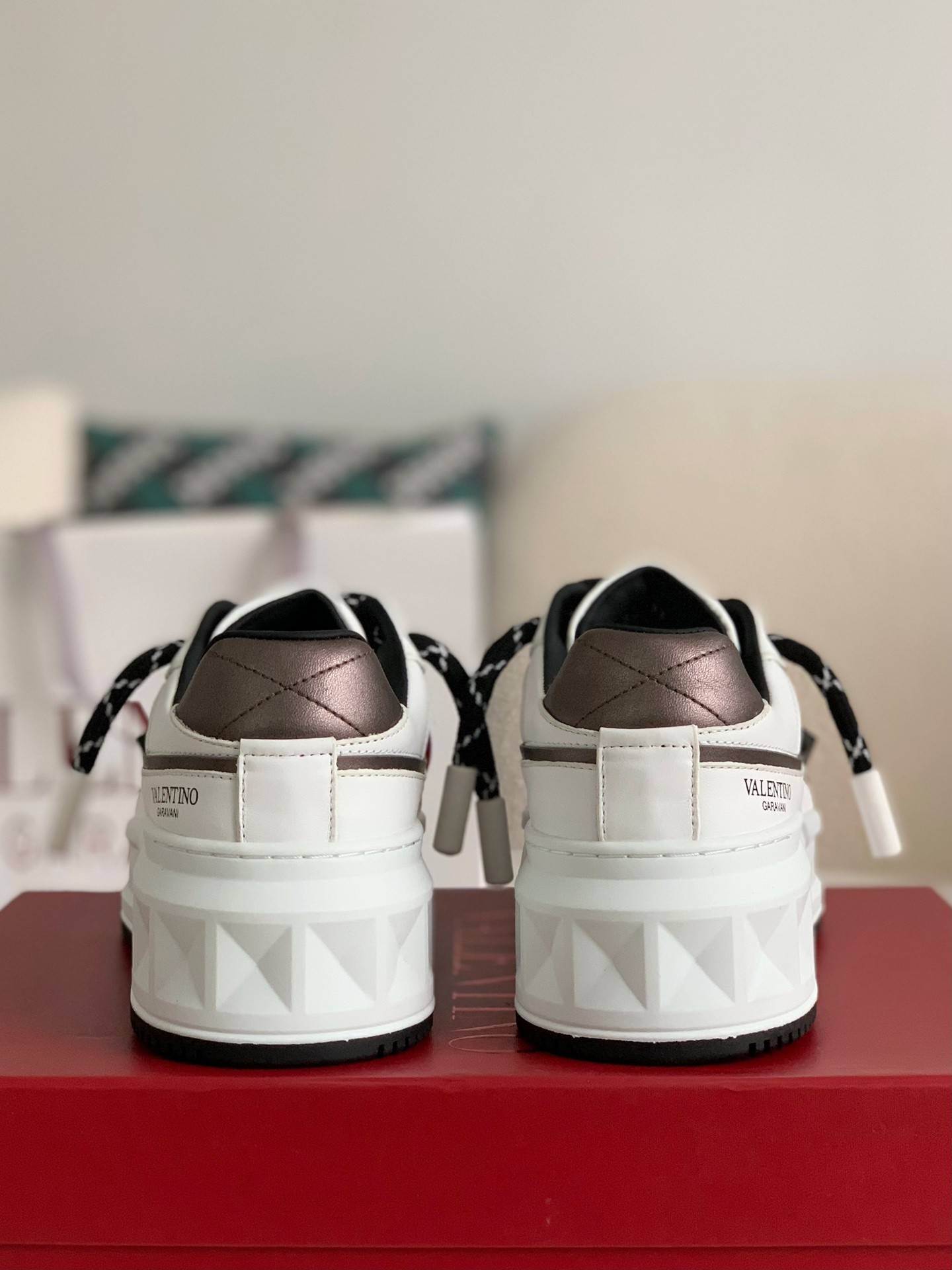 Va1e*ntin0 sneakers