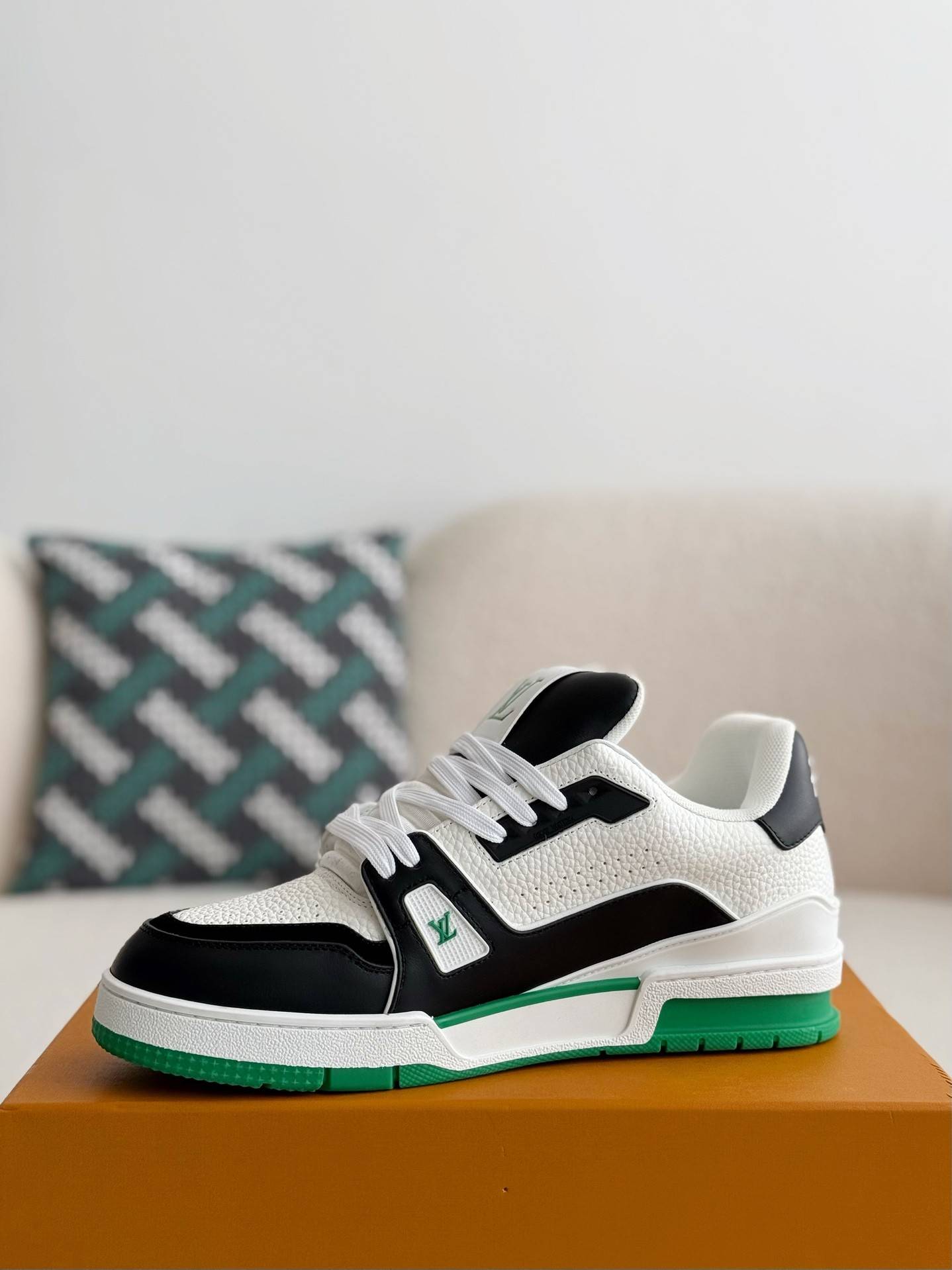L*V TRAINER SNEAKERS