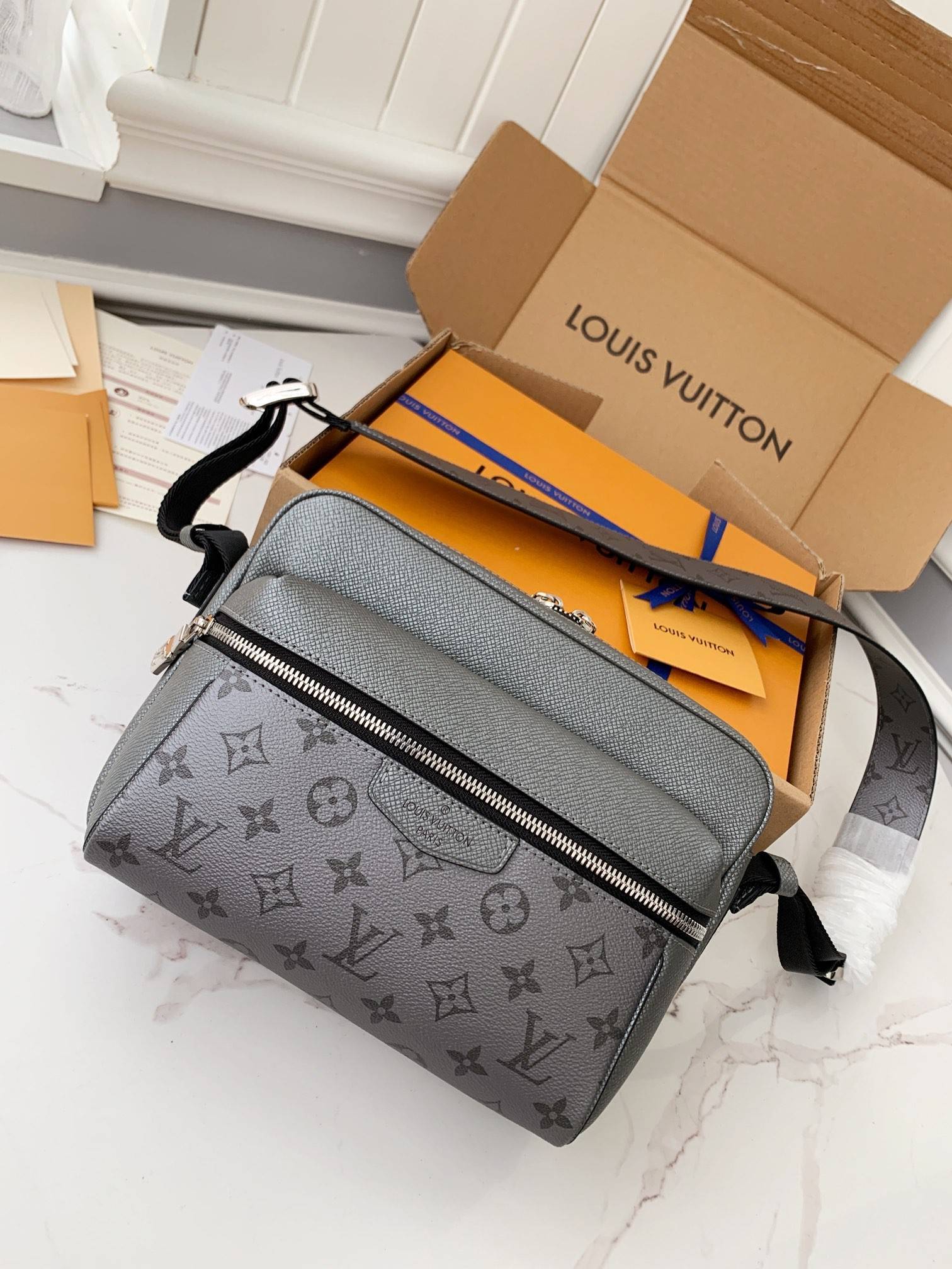 L*V OUTDOOR Men's Messenger bag M30830, 26 * 20 * 10.5cm