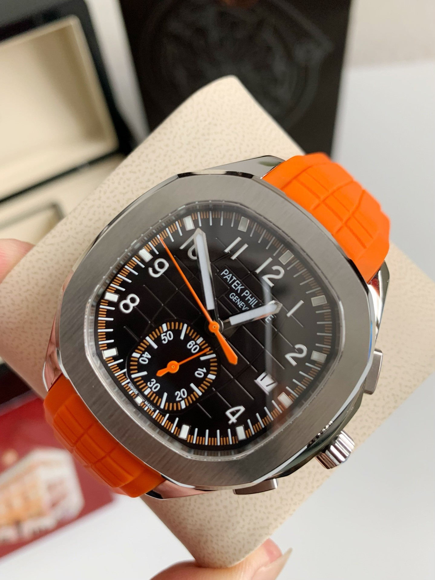 Pat*k Phi1i*pe AQUANAUT Series 120-meter waterproof wristwatc h, 42.2mm