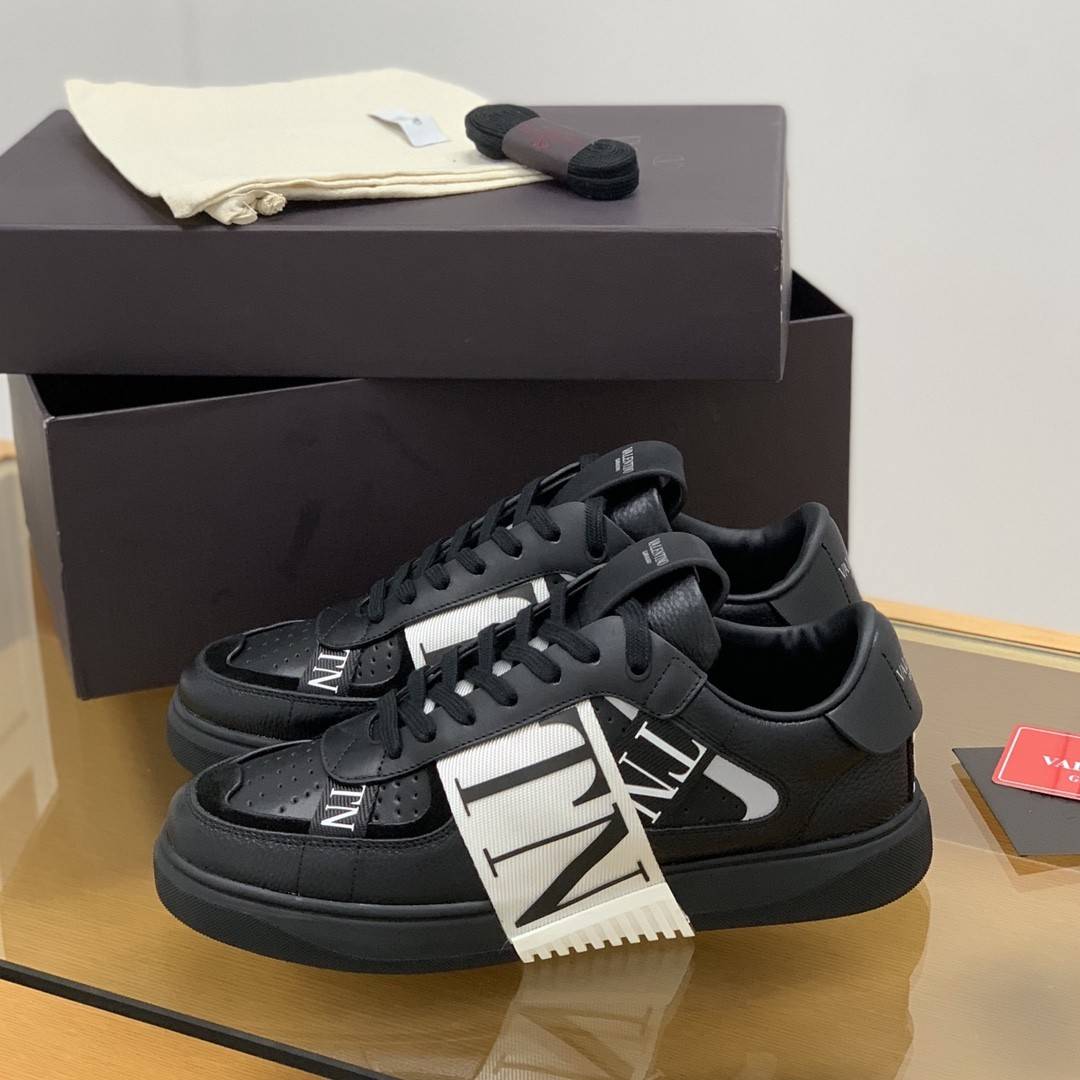 Va1e*ntin0 sneakers