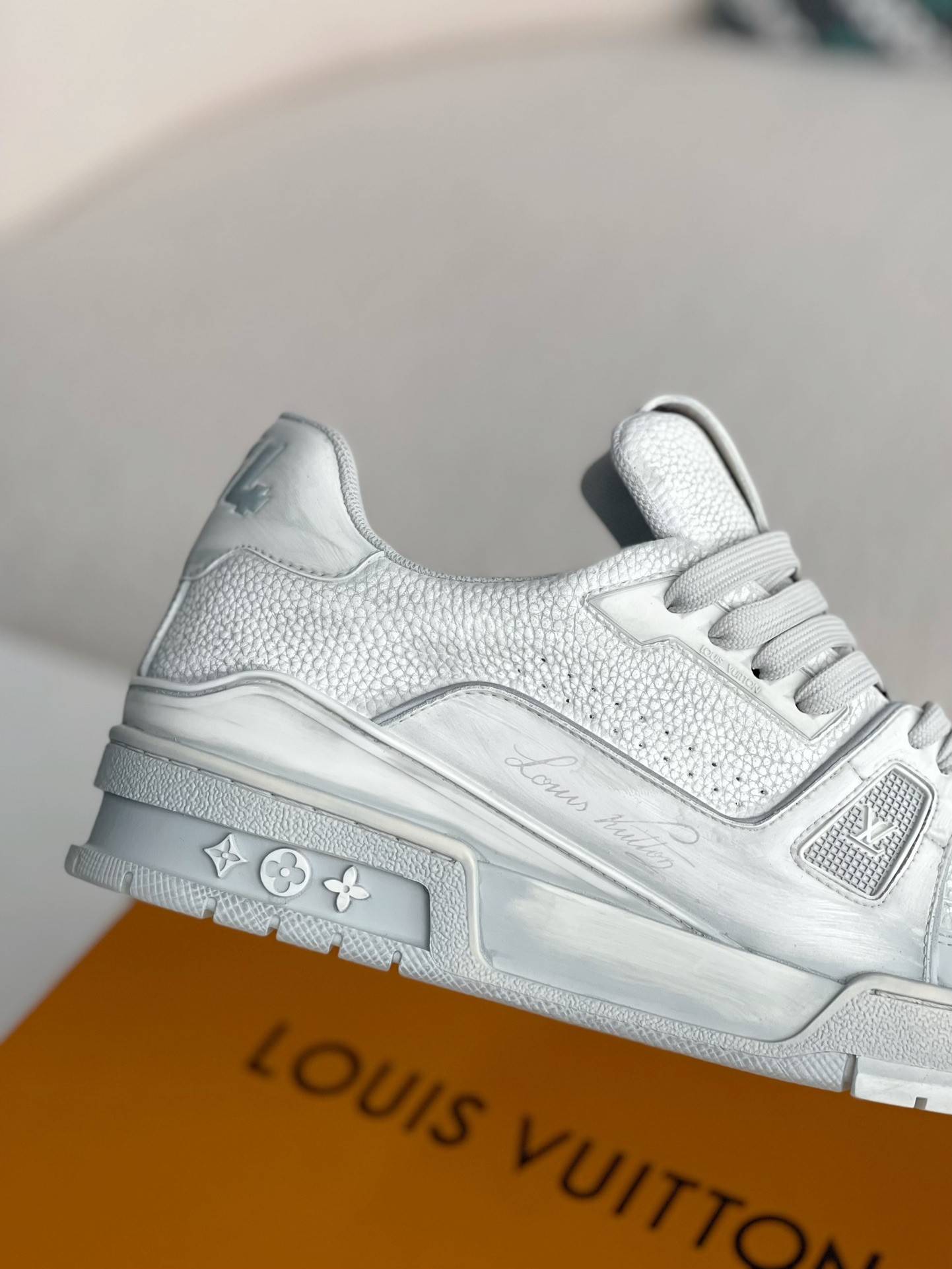 L*V SNEAKERS
