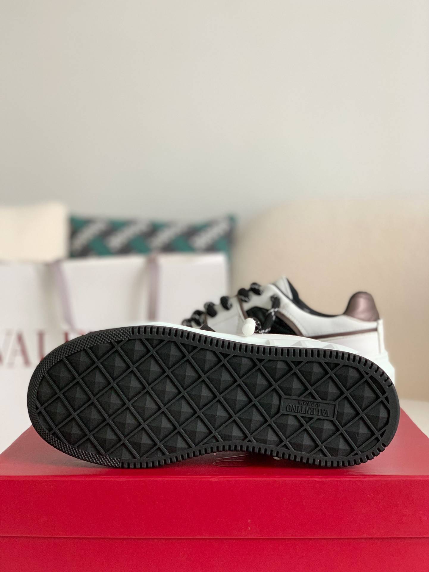 Va1e*ntin0 sneakers