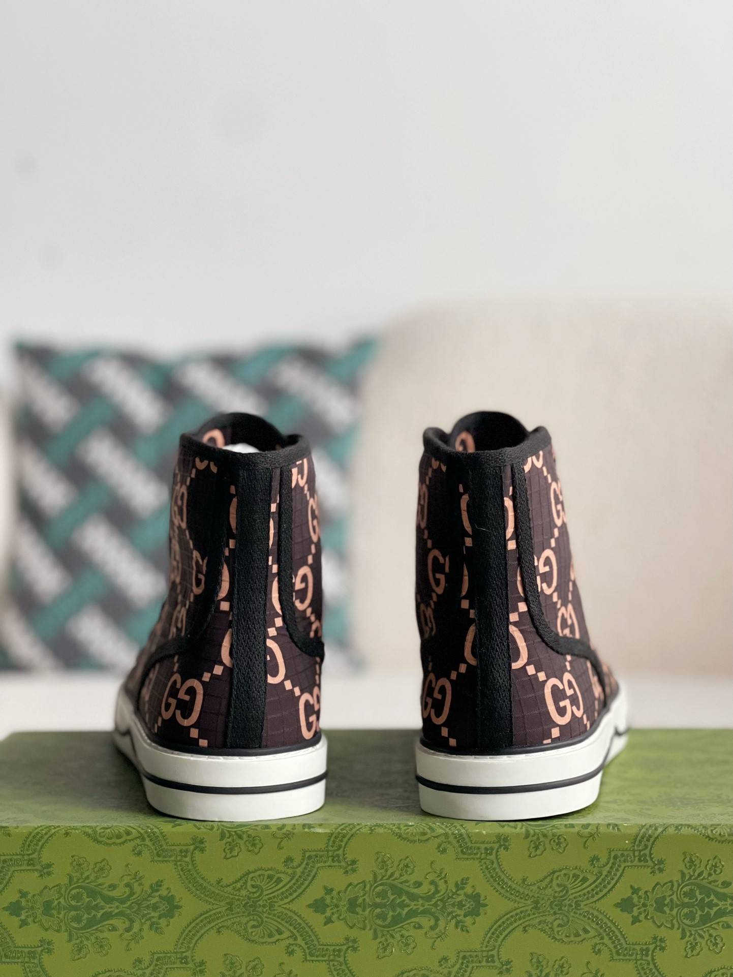 GU*IHigh-top shoes