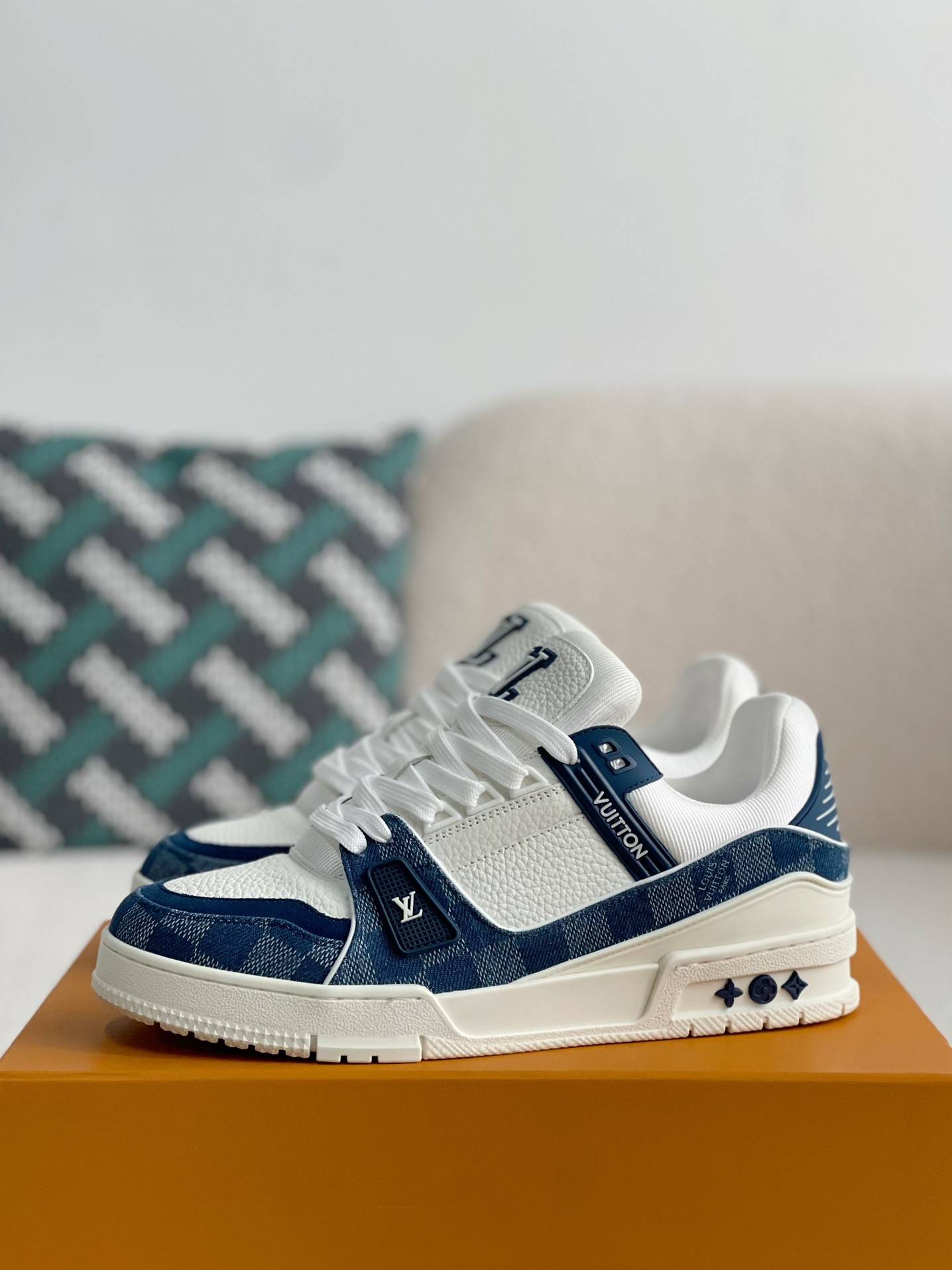 L*V SNEAKERS