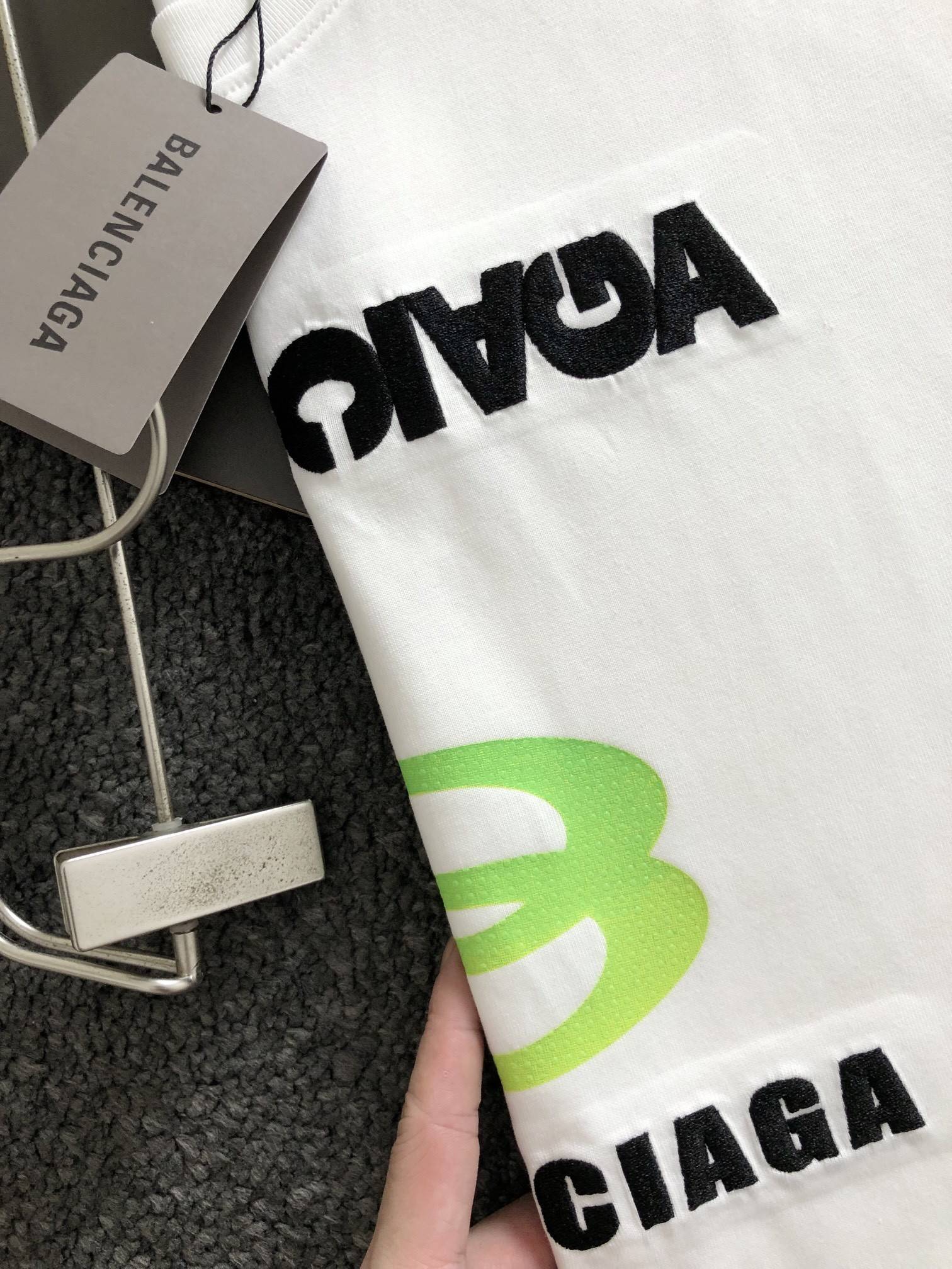 Ba1en*iaga Green laser logo embroidered T-SHIRT with letters