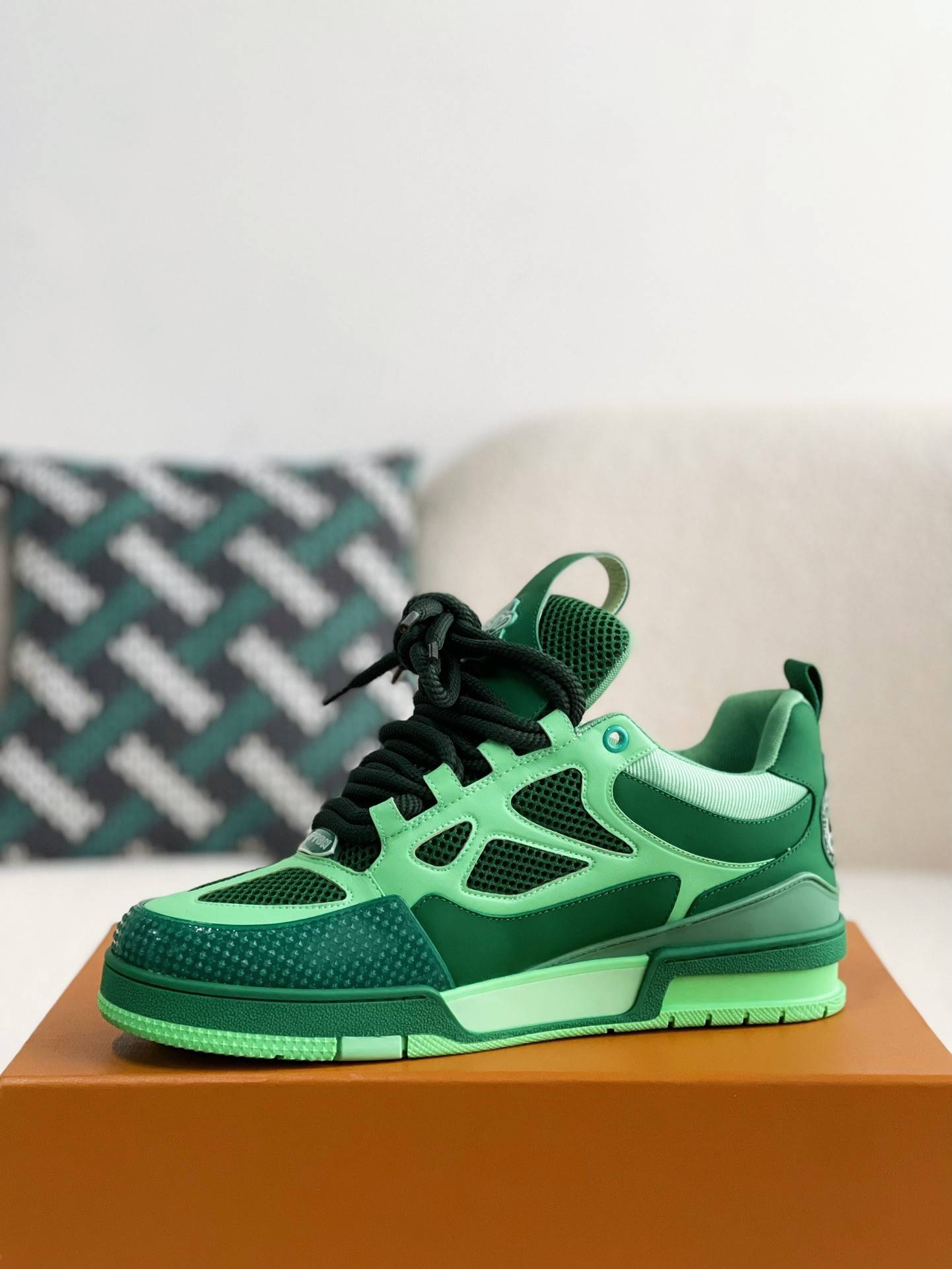 L*V RUNNER TATIC sneakers