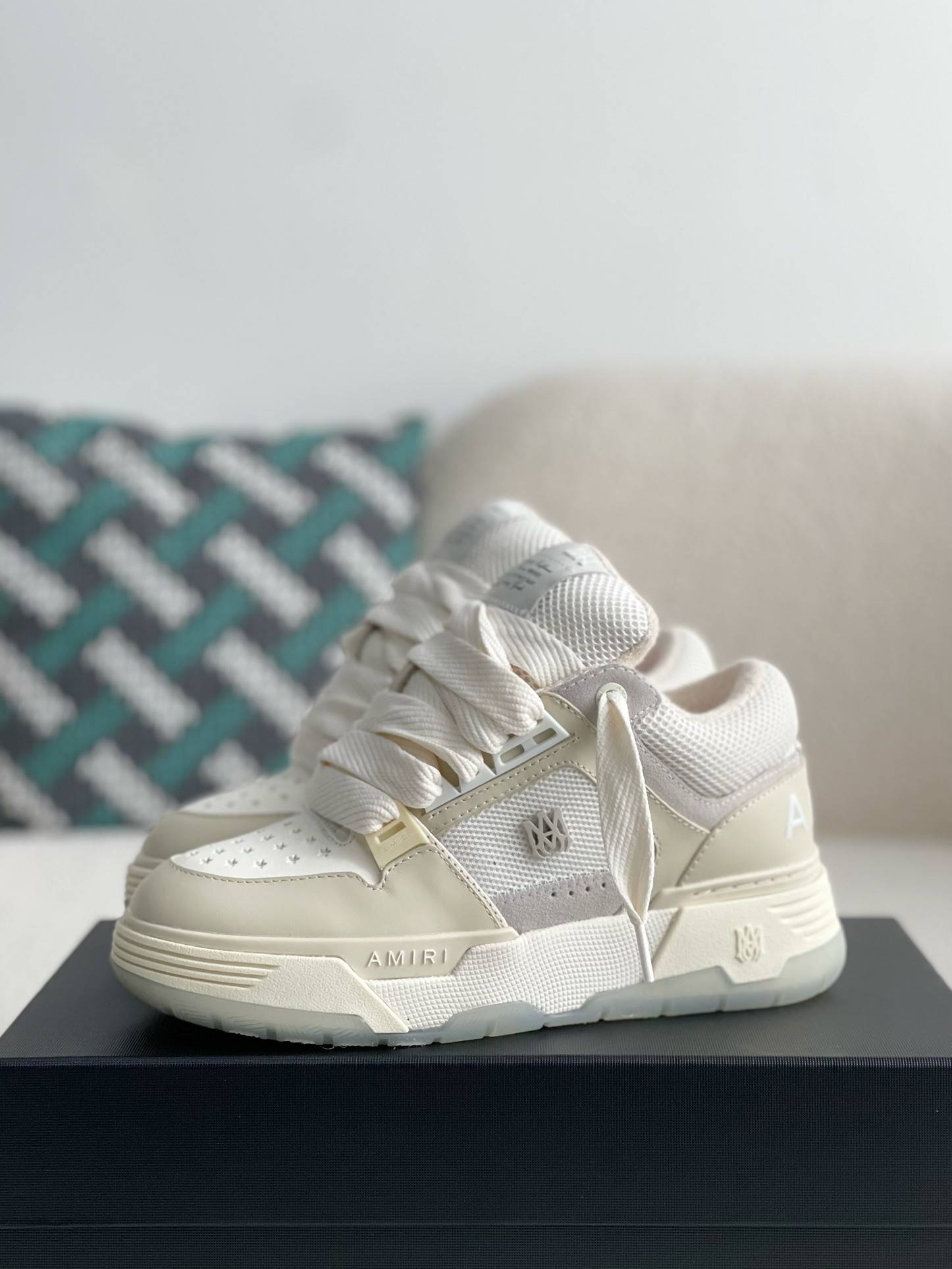 A*RI sneaker