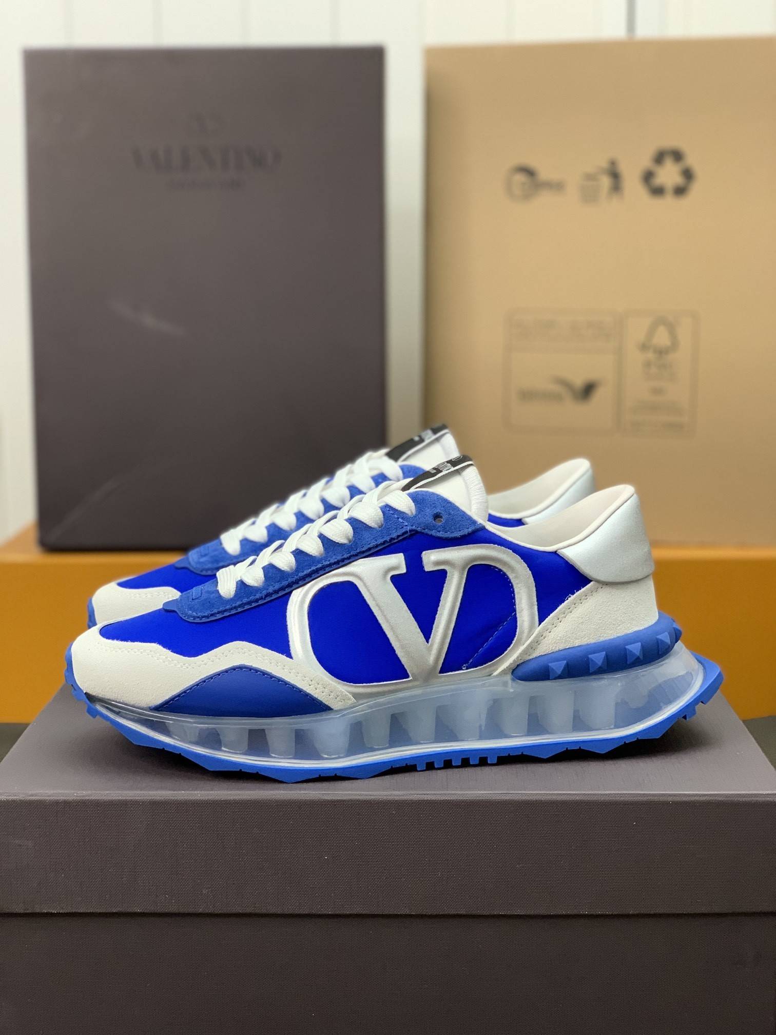 Va1e*ntin0 sneaker