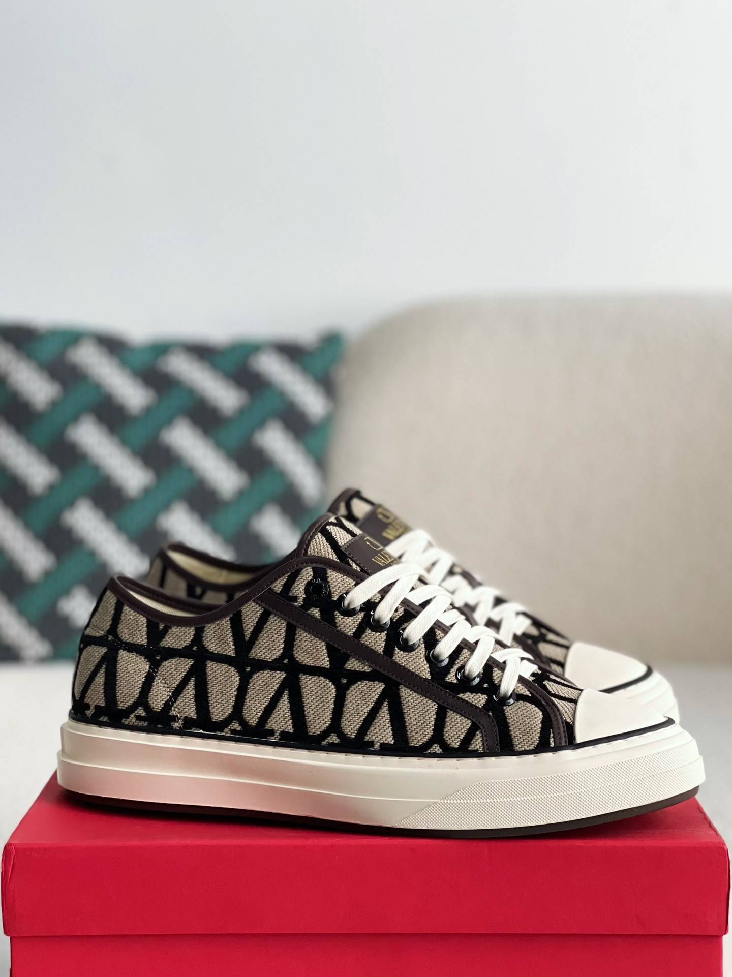 Va1e*ntin0 Sneakers