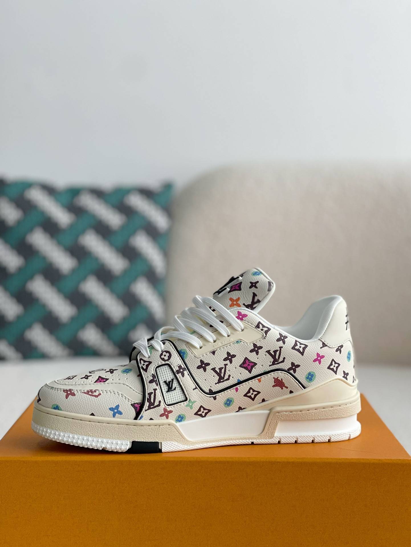 L*V SNEAKERS
