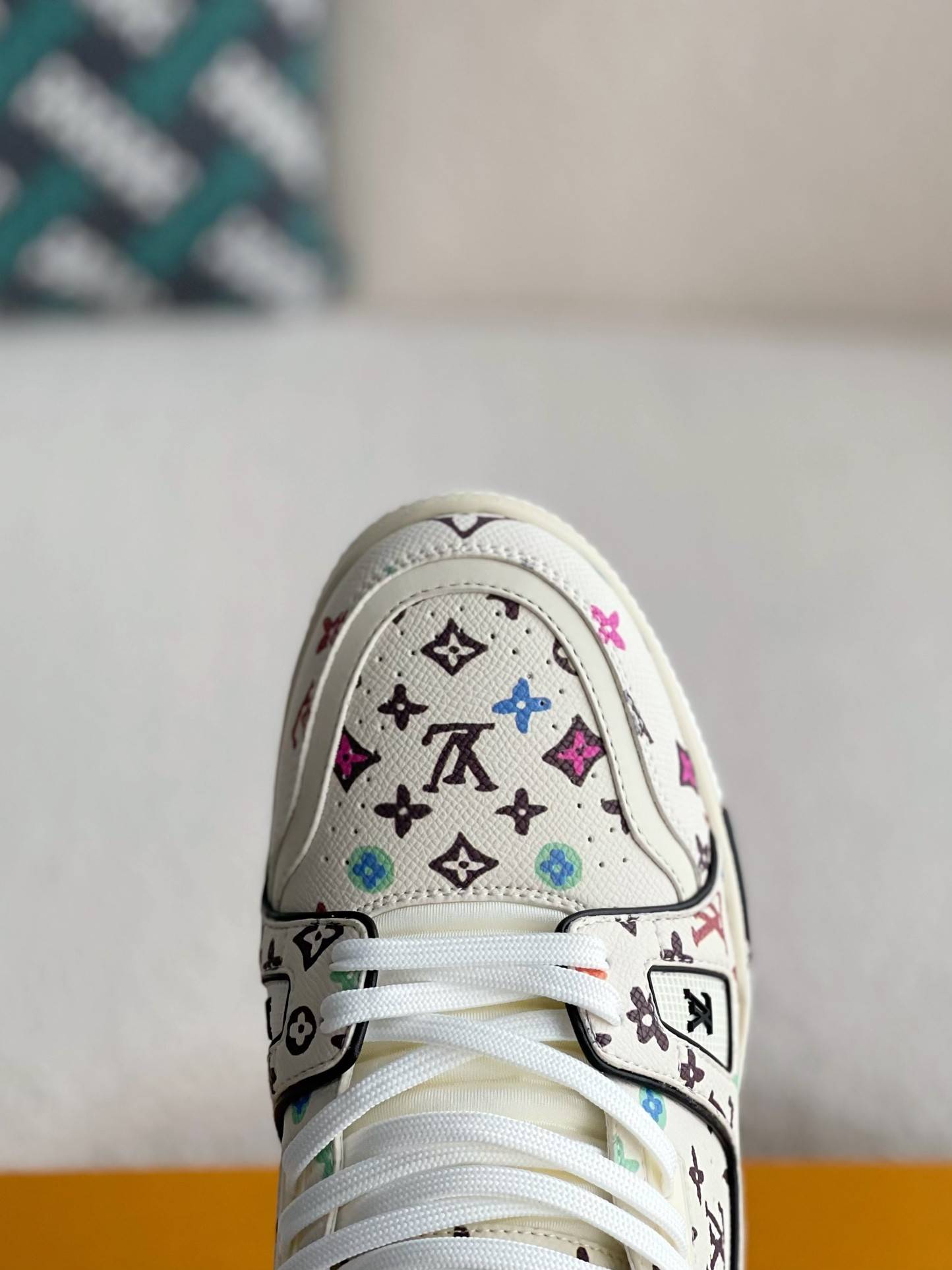 L*V SNEAKERS