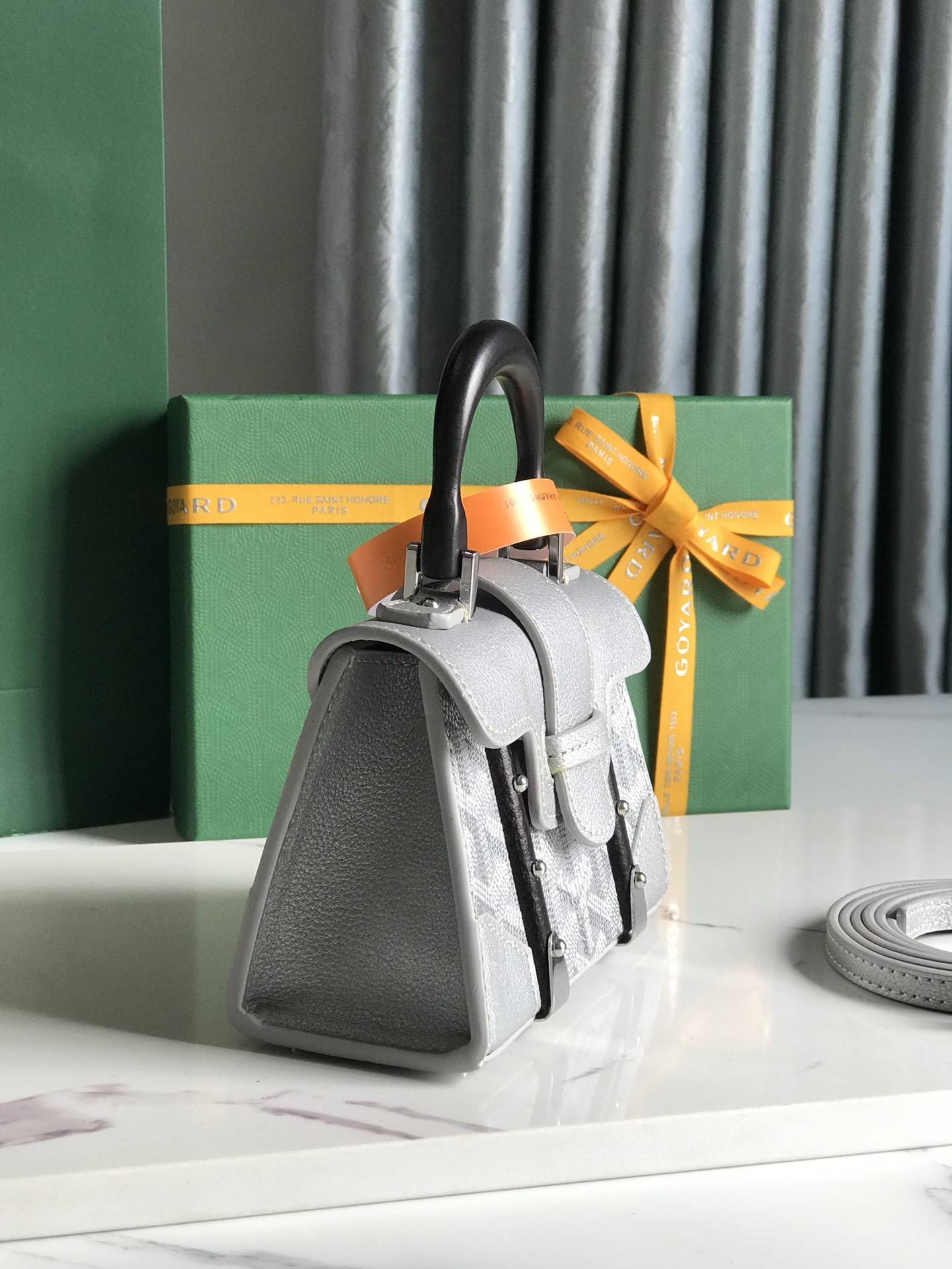 G09ard Saigon nano bag, top quality! Size: 14.5 * 11.5 * 7.5cm