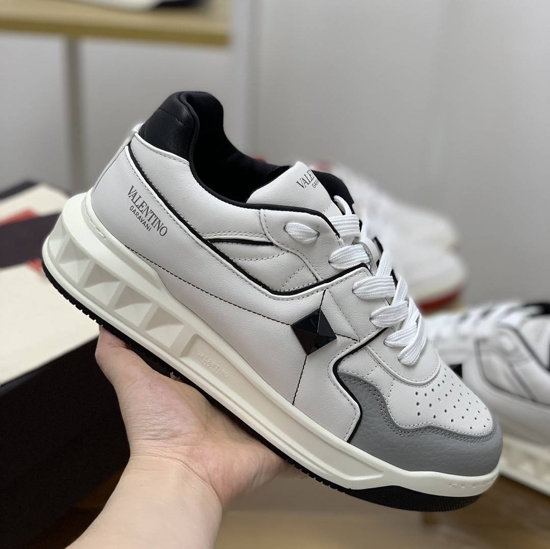 Va1e*ntin0 sneakers