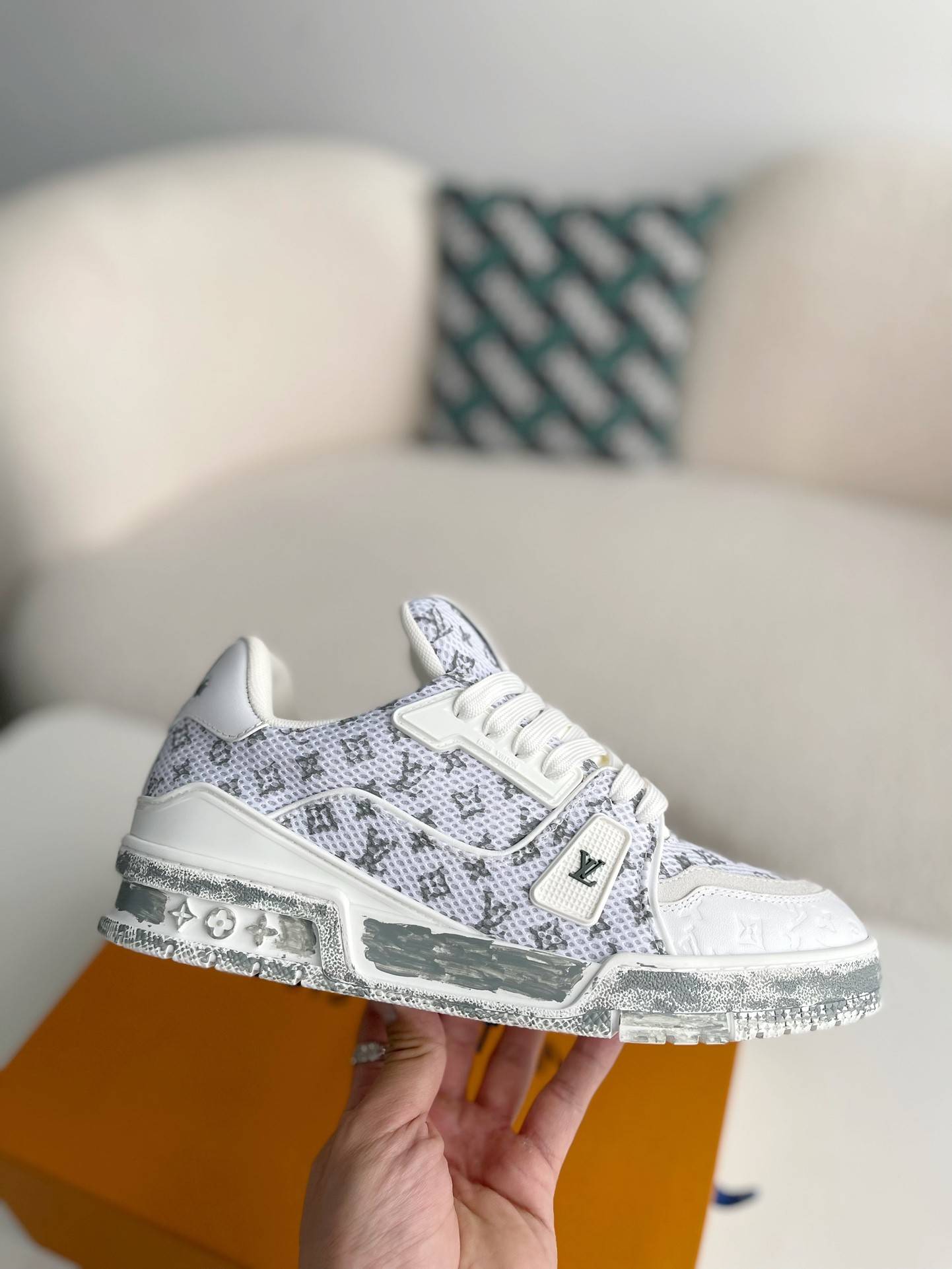 L*V TRAINER SNEAKERS
