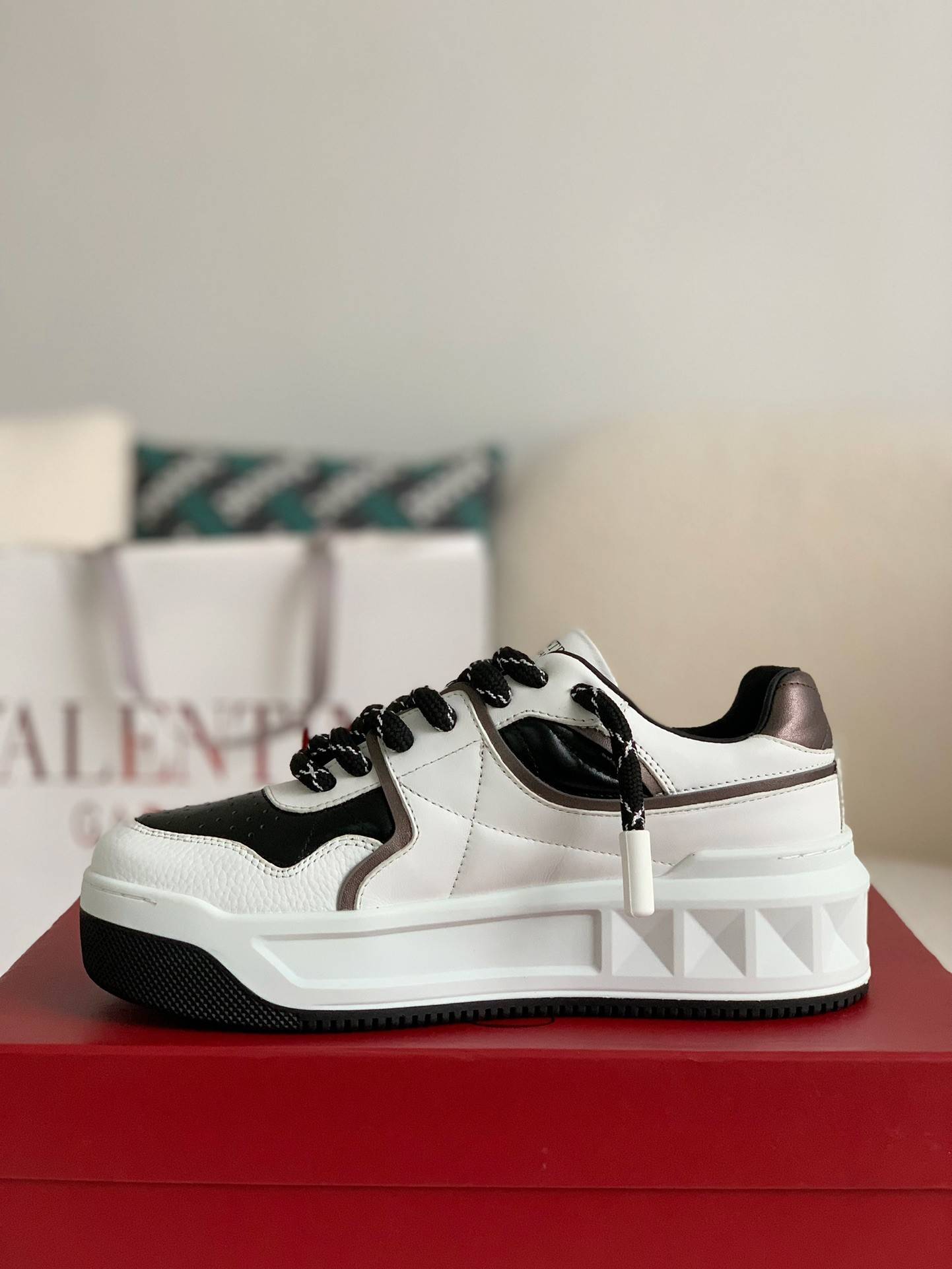 Va1e*ntin0 sneakers