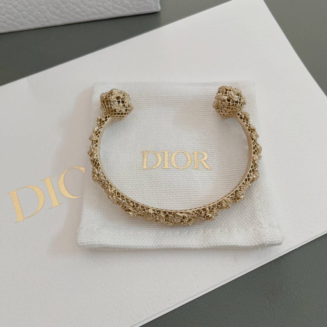 D10r cutout open bracelet