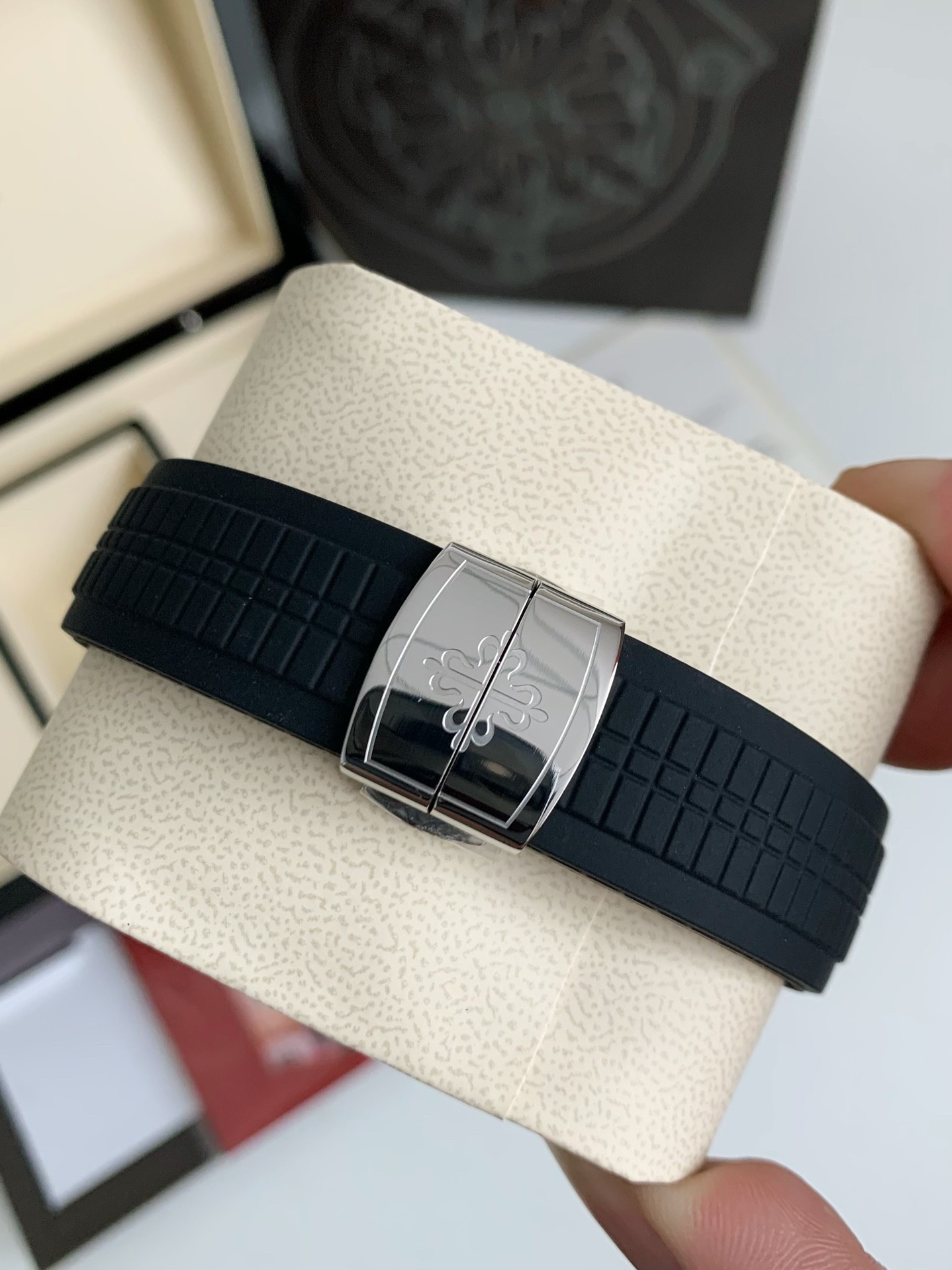 Pat*k Phi1i*pe Custom Gree n grenade 5167R series Watch
