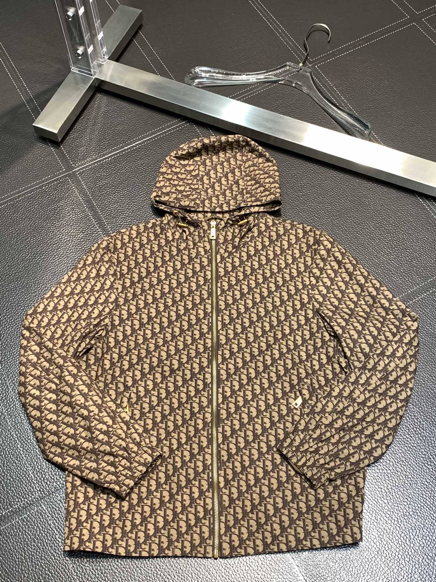 D10r hooded windbreaker jacket