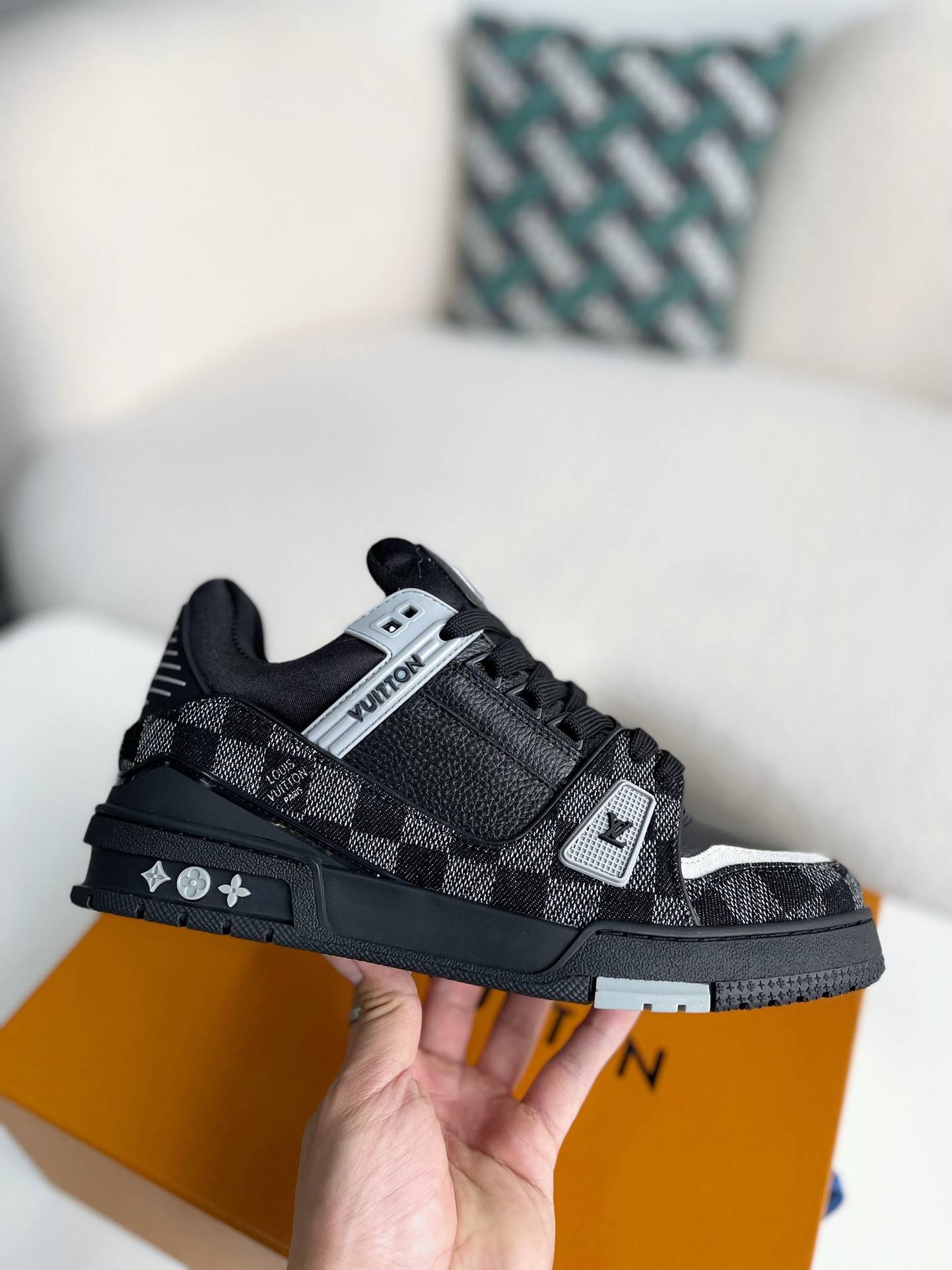 L*V SNEAKERS