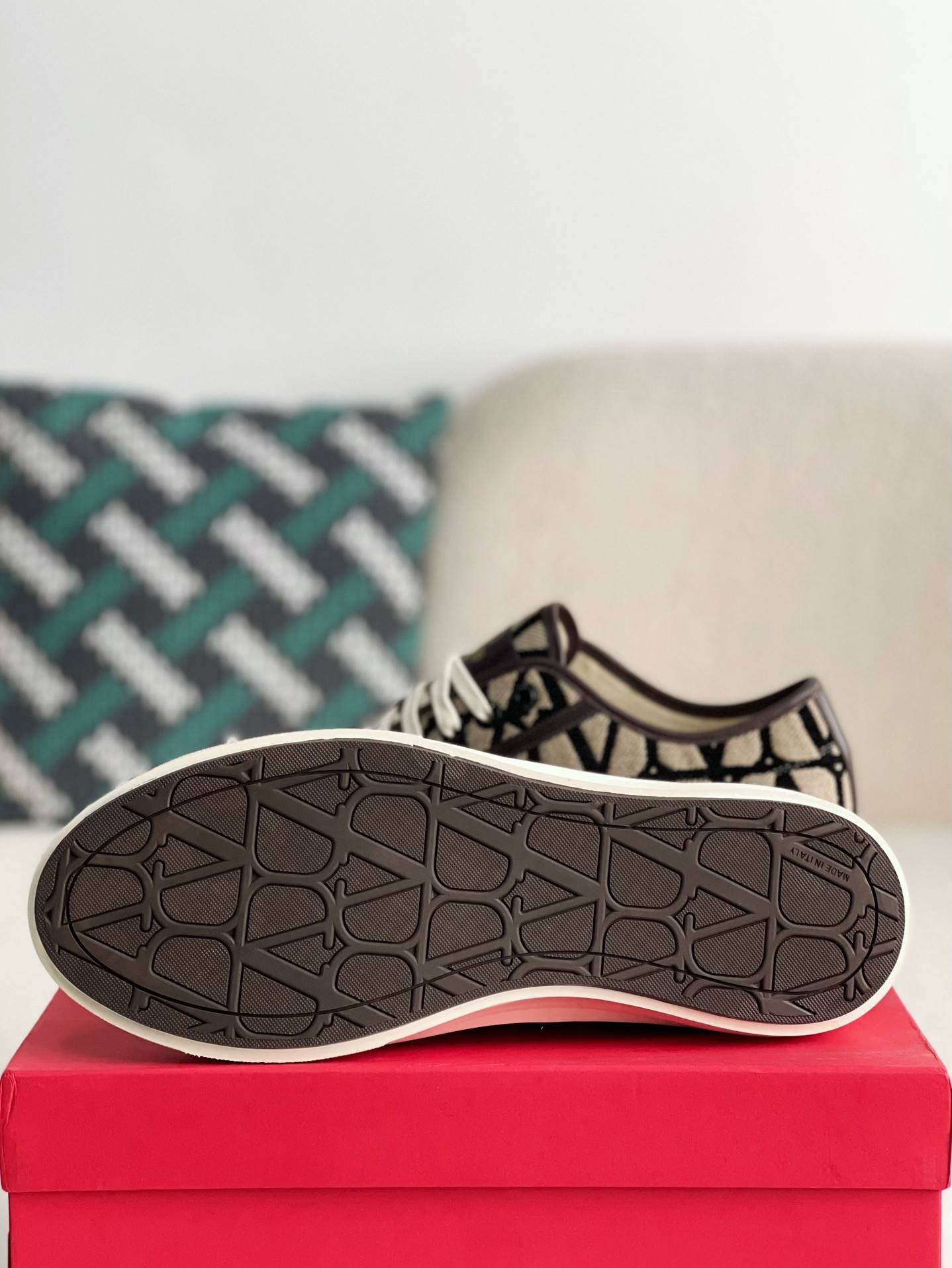 Va1e*ntin0  Sneakers