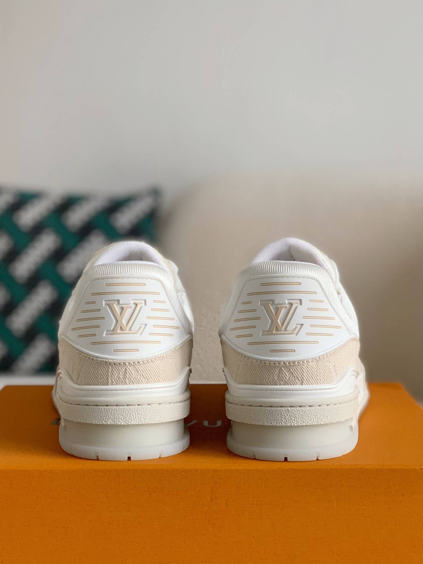 L*V TRAINER 1A8Z4S Sneakers