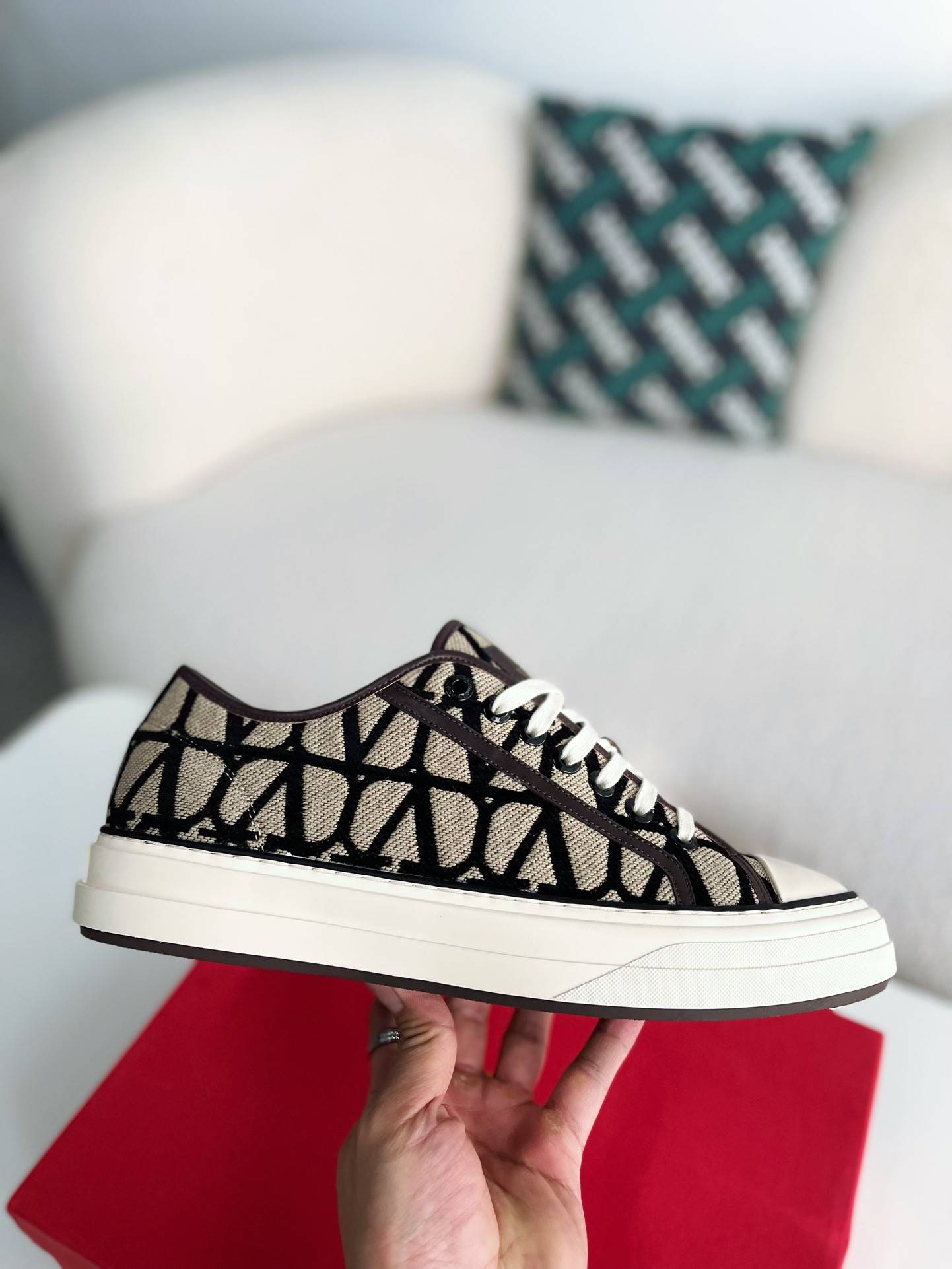 Va1e*ntin0  Sneakers