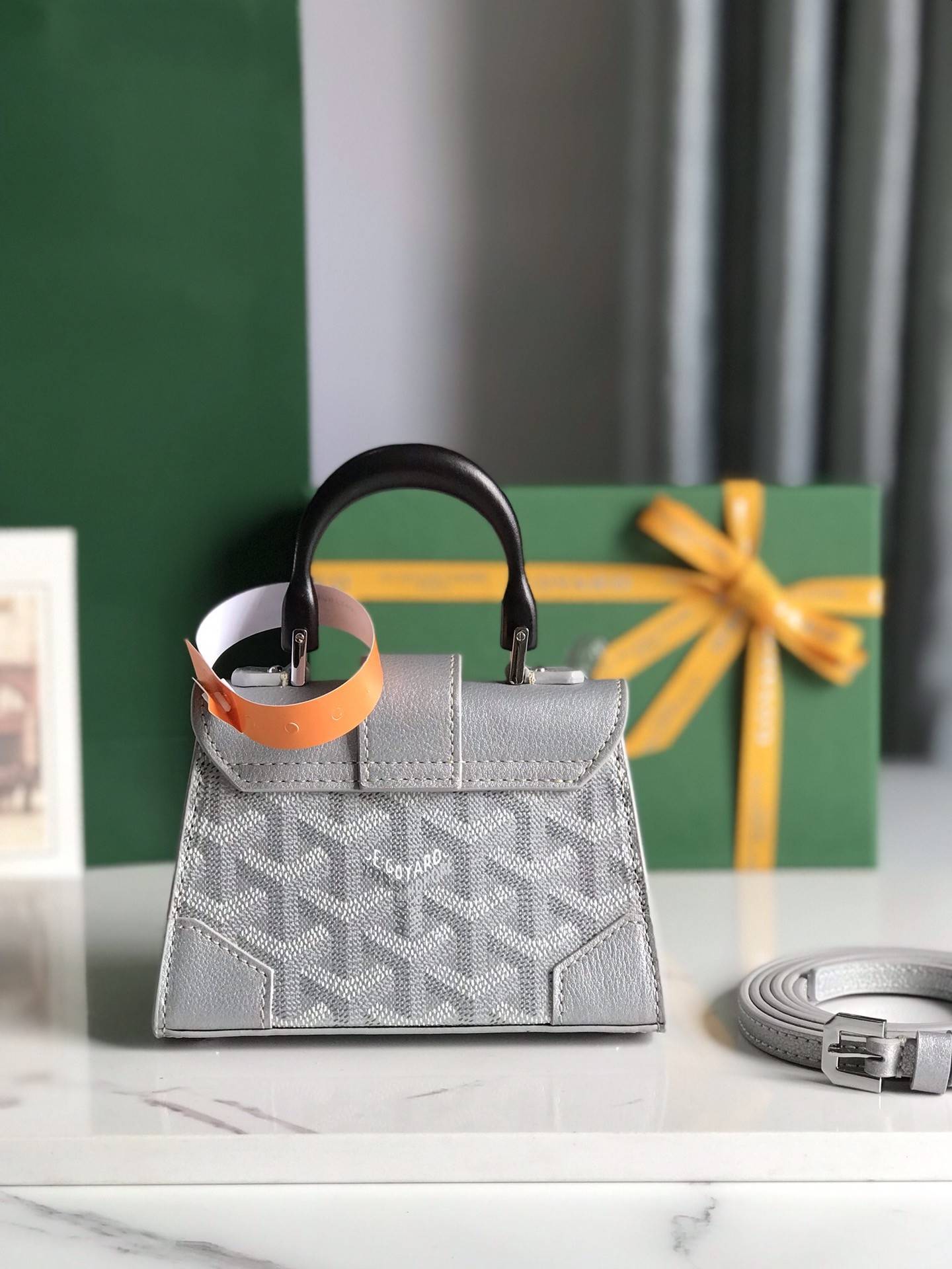 G09ard Saigon nano bag, top quality! Size: 14.5 * 11.5 * 7.5cm