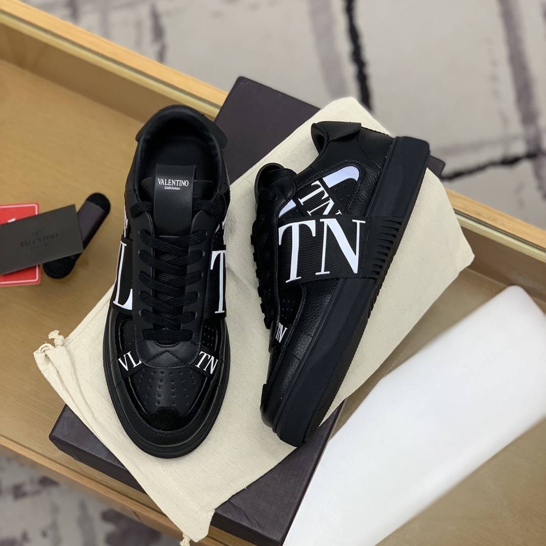 Va1e*ntin0 sneakers