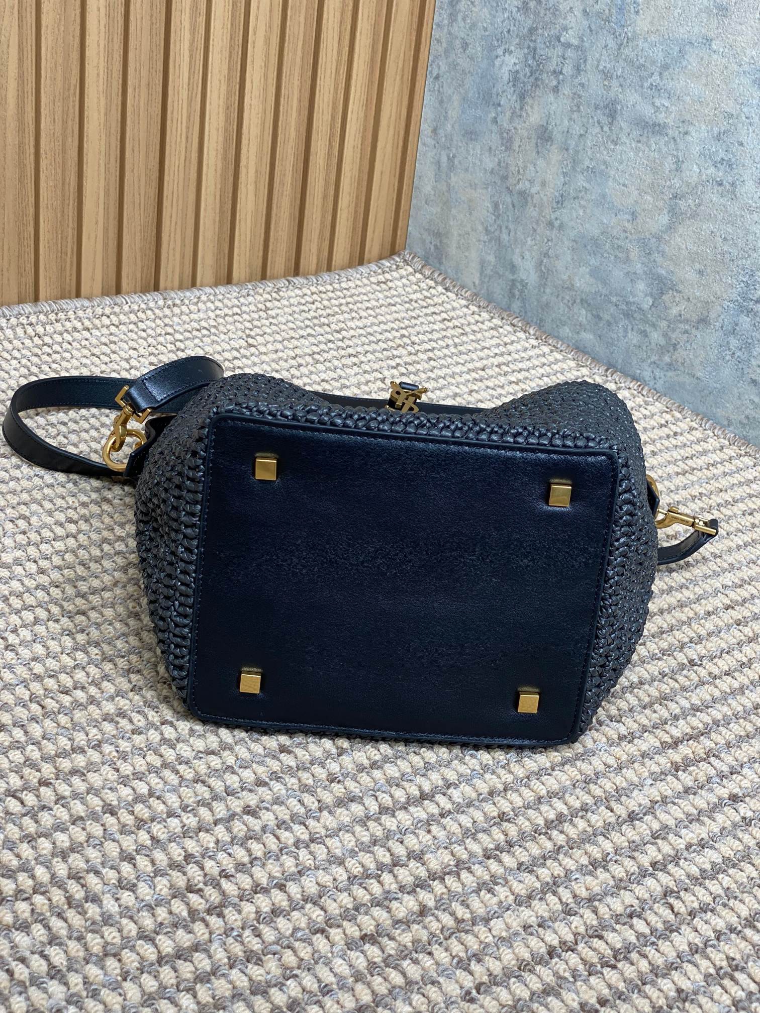 Y51 Sa1nt Lau*nt original leather Y51 bucket bag, raffia and vegetable tanned stitching, with adjustable and detachable shoulder strap size 20x25x16cm Code: 742828